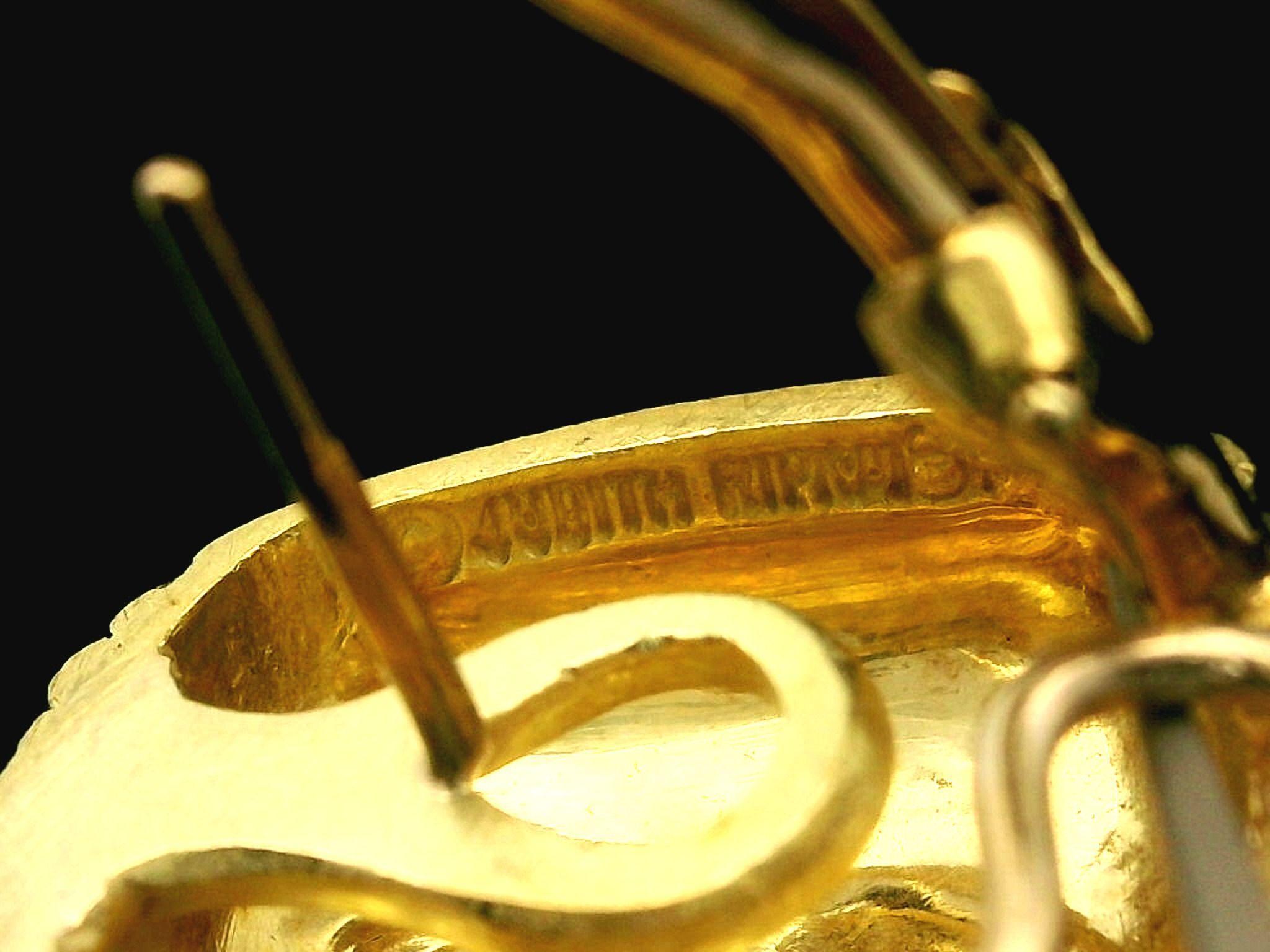 Judith Ripka Ohrringe im matten Knopfleiste-Stil, 18 Karat Gelbgold 0,30 Karat Diamant Herz im Angebot 3
