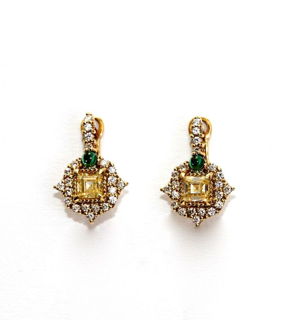 Judith Ripka 18K Yellow Gold , Diamond and Citrine Earrings
Diamonds
Citrine
Green Tourmaline
Lever Back Closure
Retail $3,840.00 