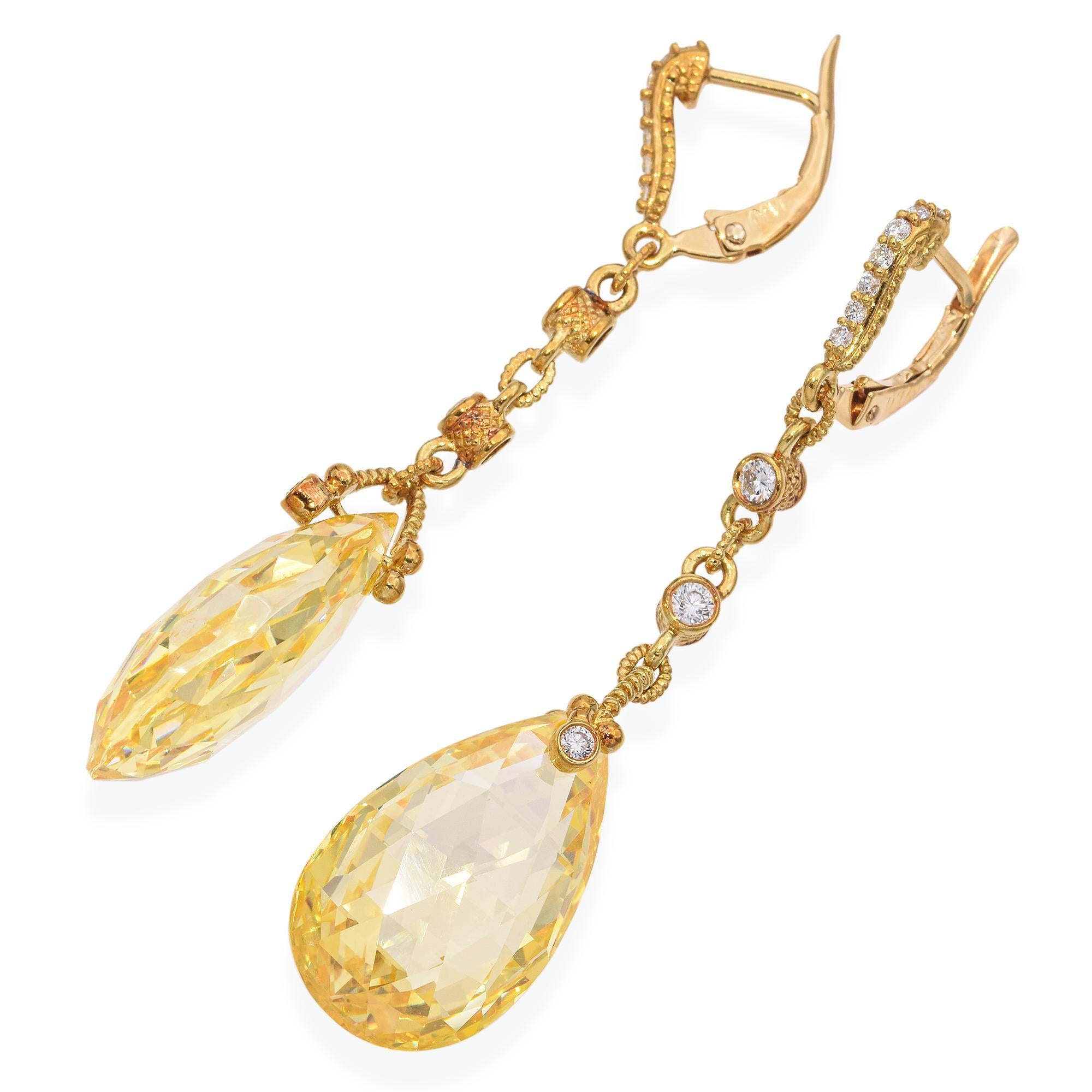 Judith Ripka Boucles d'oreilles pendantes en or jaune 18k Briolette de diamants et CZ Bon état - En vente à New York, NY
