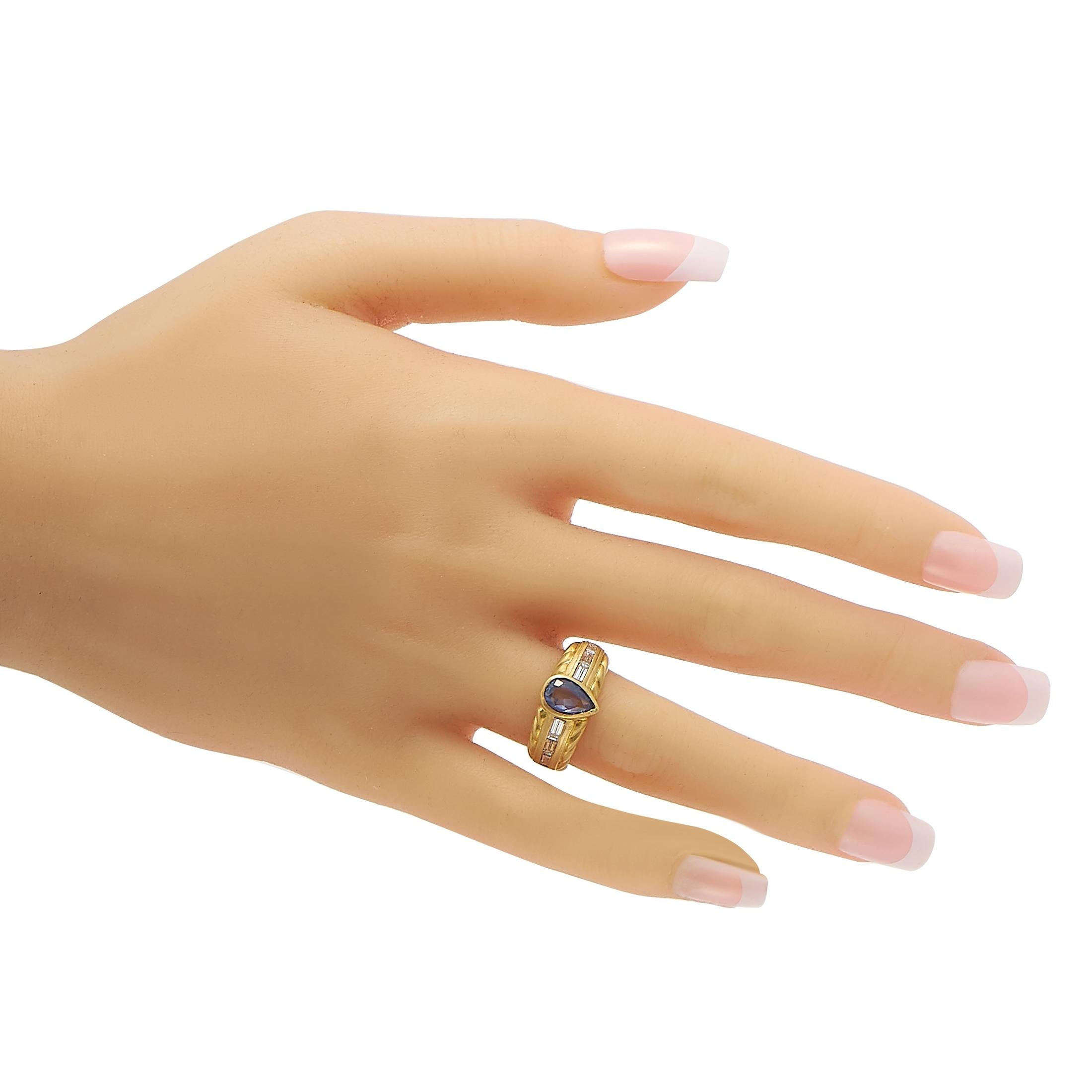 Judith Ripka Ring aus 18 Karat Gelbgold mit Diamant und Saphir (Gemischter Schliff) im Angebot