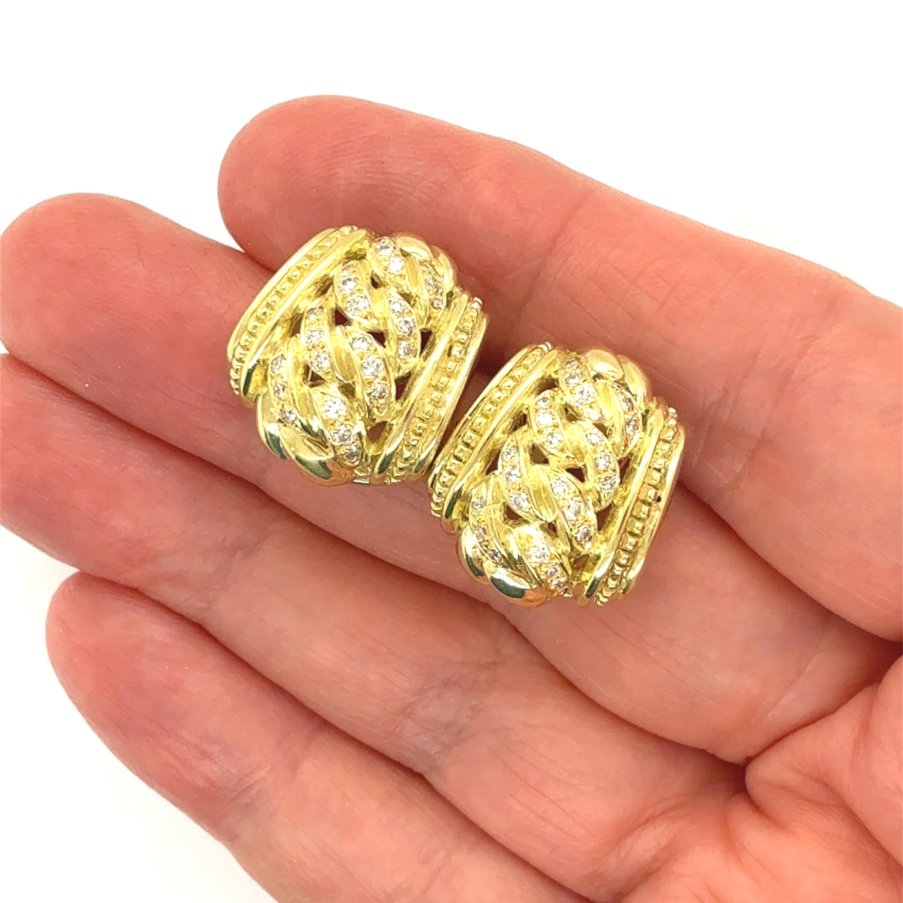 Élevez votre style avec cette authentique paire de boucles d'oreilles Judith Ripka, finement réalisée en or jaune 18 carats avec une finition polie. Le design présente un motif à maillons audacieux, rehaussé de diamants étincelants pour une touche