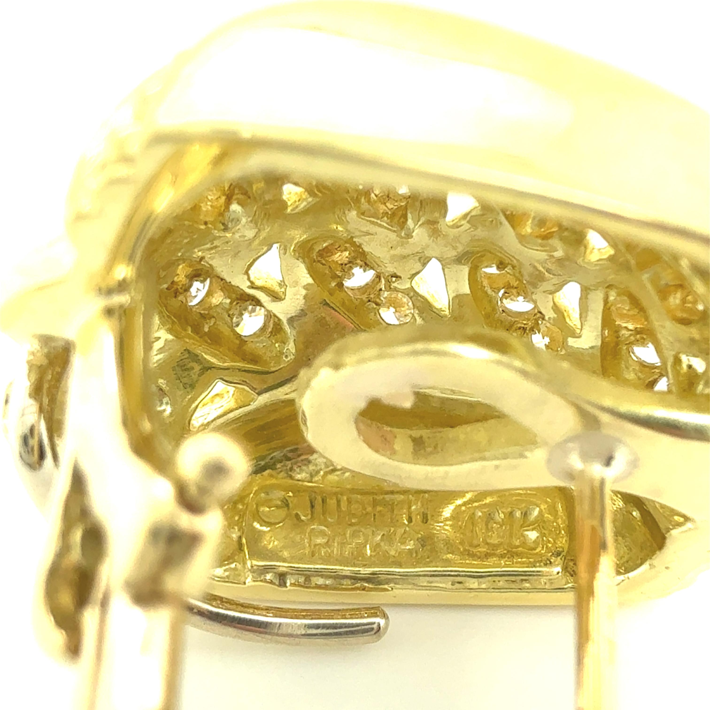 Judith Ripka - Boucles d'oreilles Huggie en or jaune 18 carats avec diamants à l'intérieur de la boucle. Excellent état - En vente à Boca Raton, FL