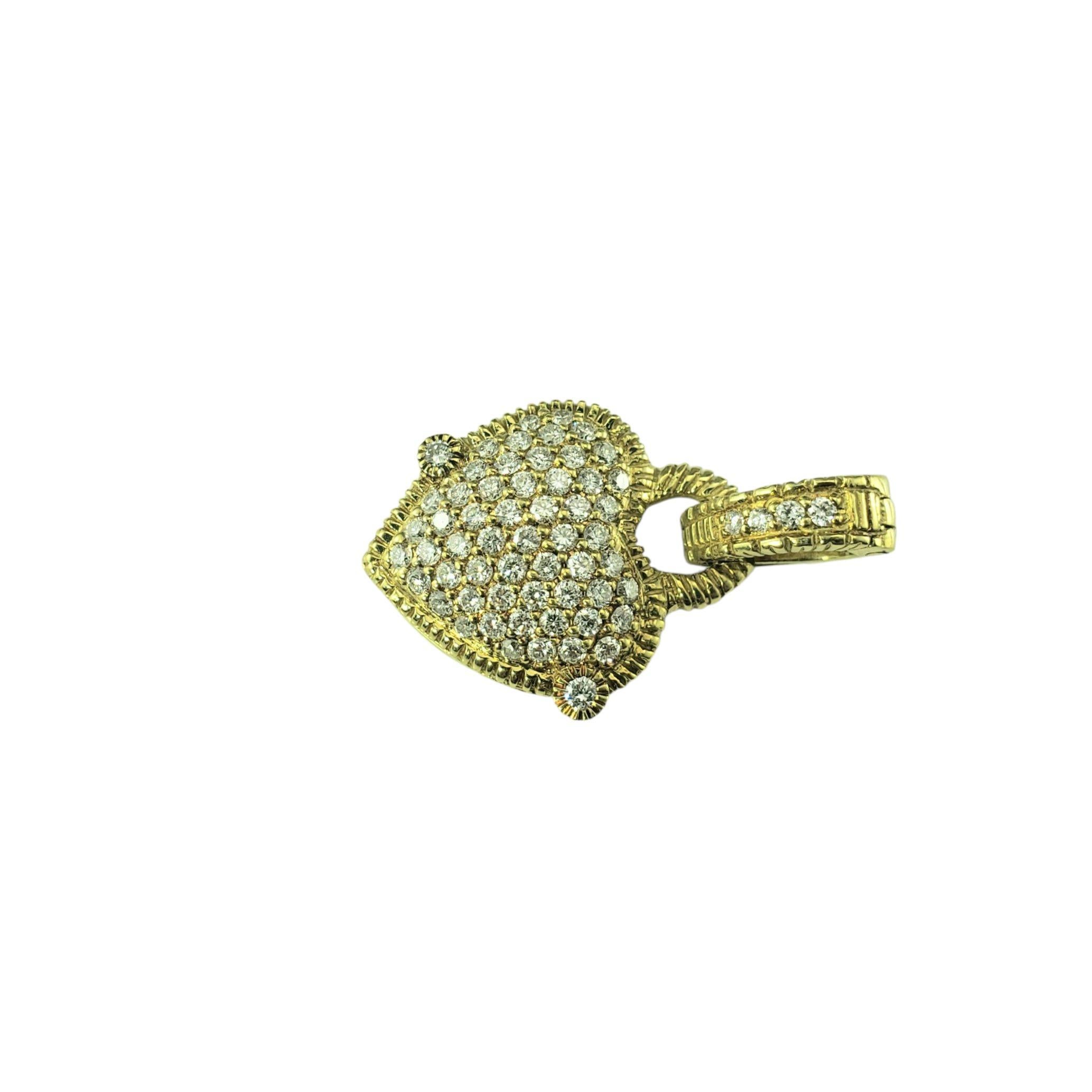 Ciondolo a forma di cuore con diamante in oro giallo 18 carati di Judith Ripka.

Questo squisito pendente a cuore di Judith Ripka è realizzato in ricco oro giallo 18 carati e incastonato con 62 scintillanti diamanti taglio brillante. I diamanti