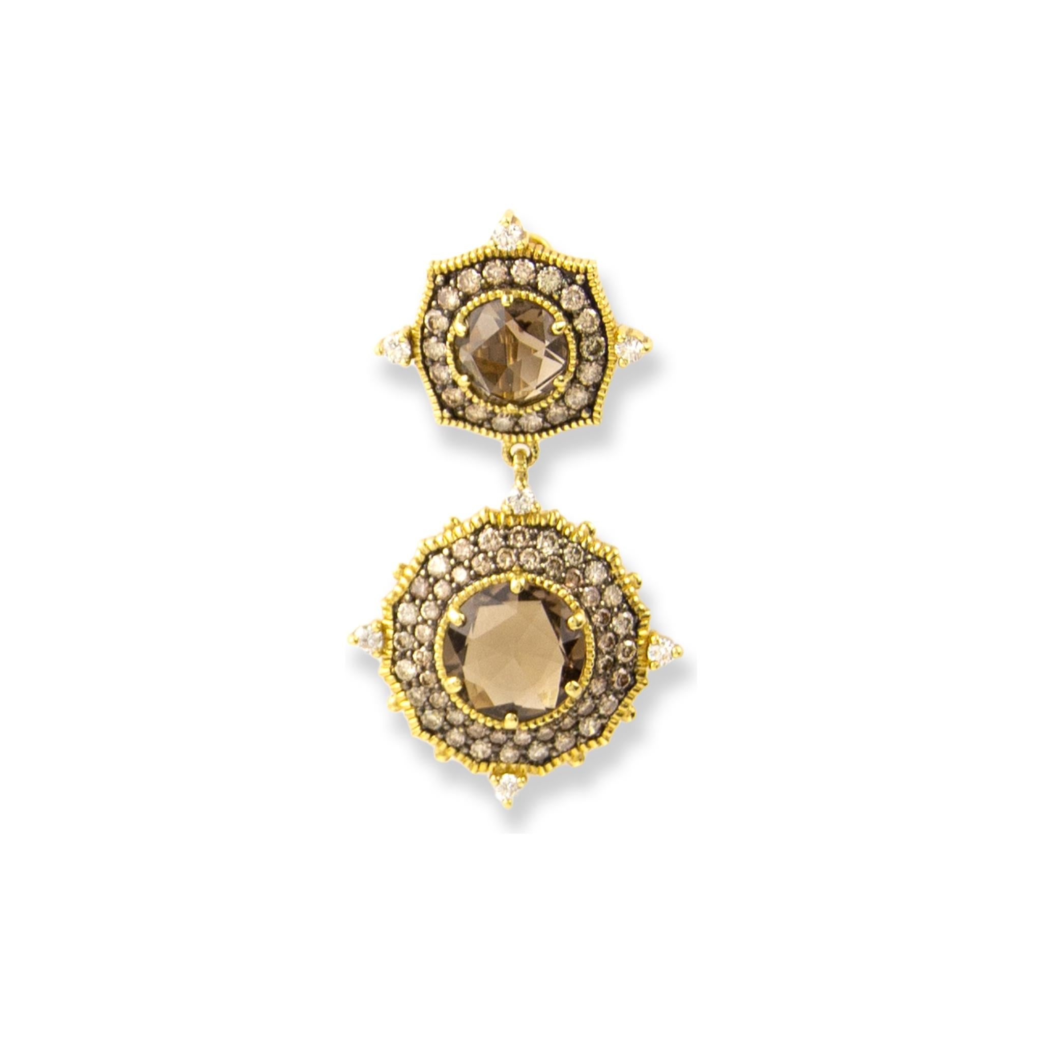 Boucles d'oreilles Judith Ripka en or jaune 18 carats
Quartz bleu : 9,10ctw
Diamants : 3.15ctw
SKU : JR01014
Prix de vente au détail : 12 600,00
