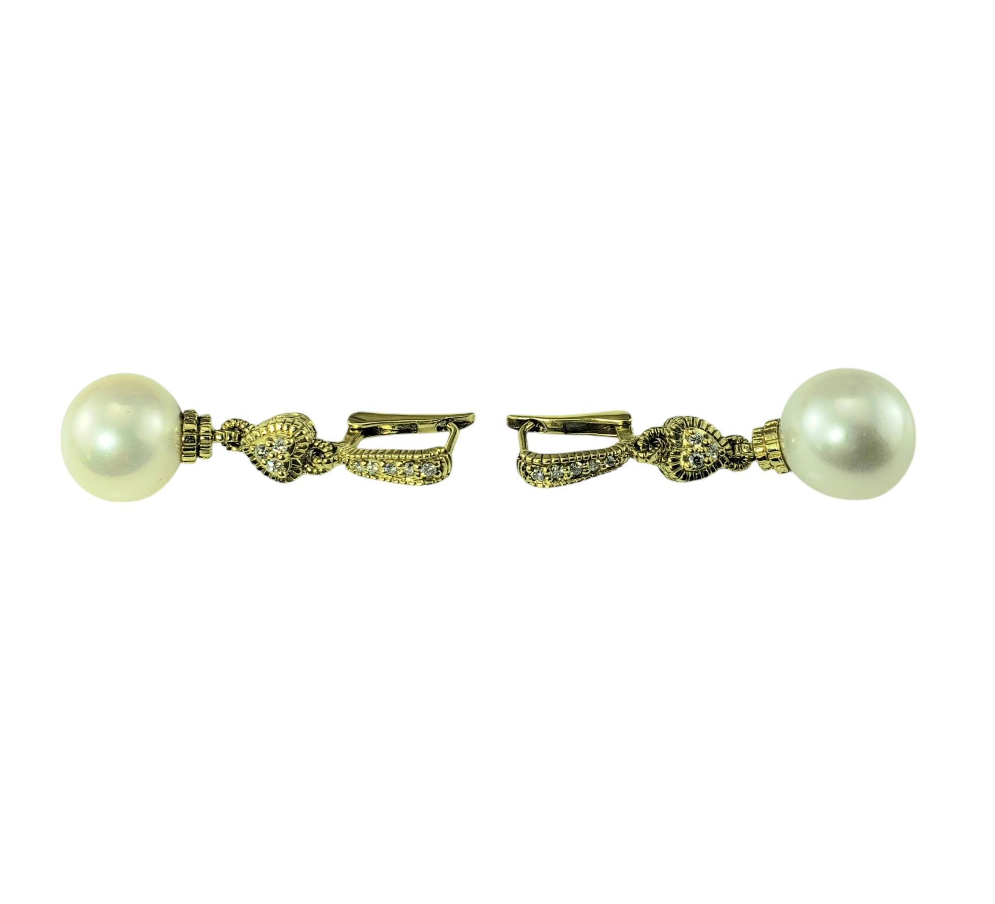 Judith Ripka 18K Yellow Gold Pearl and Diamond Earrings-

These lovely dangle earrings by Judith Ripka each feature one round white pearl (11 mm) and eight round brilliant cut diamonds set in classic 18K yellow gold. 

Hinged closures.

Approximate