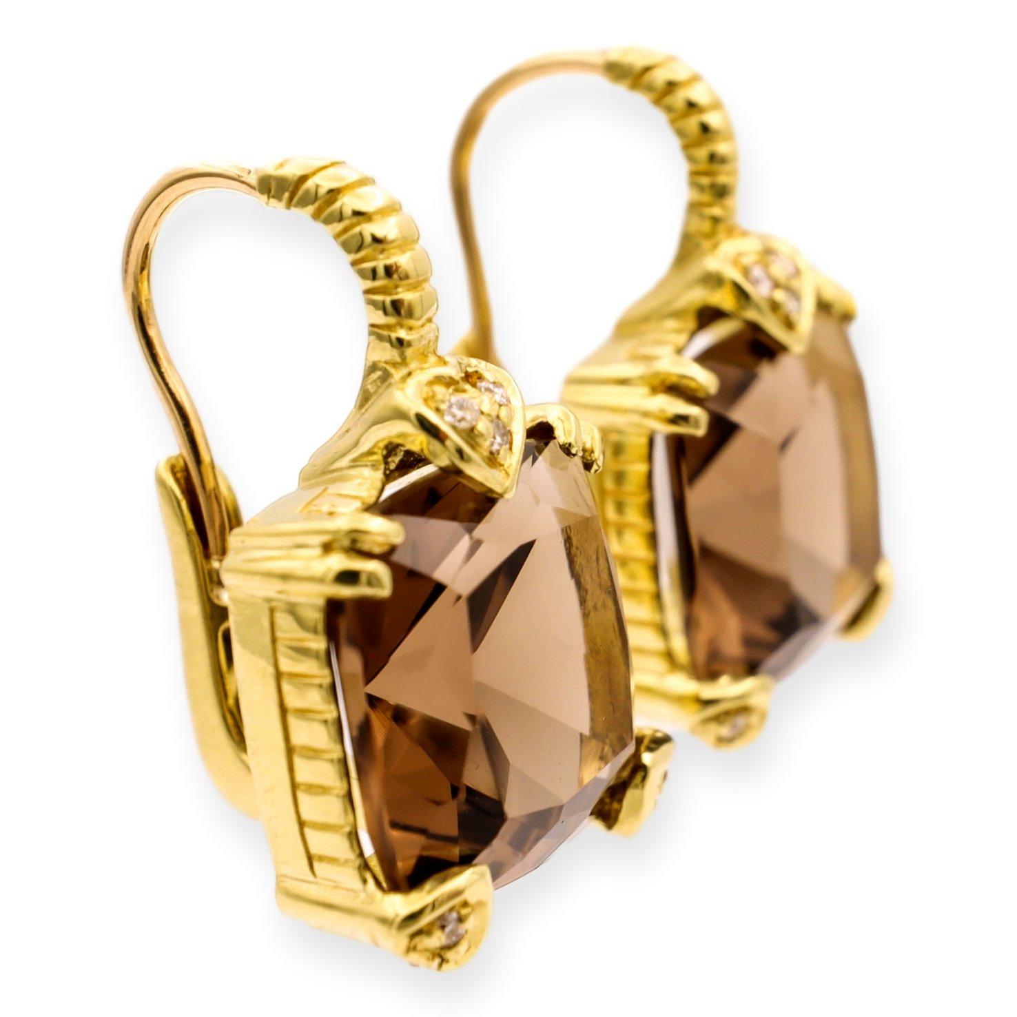 Die Judith Ripka Vintage Lever-Back-Ohrringe sind eine klassische und elegante Wahl. Die Ohrringe sind fein aus 18 Karat Gelbgold gefertigt. Die Ohrringe sind mit 2 wunderschönen kissenförmigen braunen Rauchquarzsteinen verziert. Der Edelstein wird