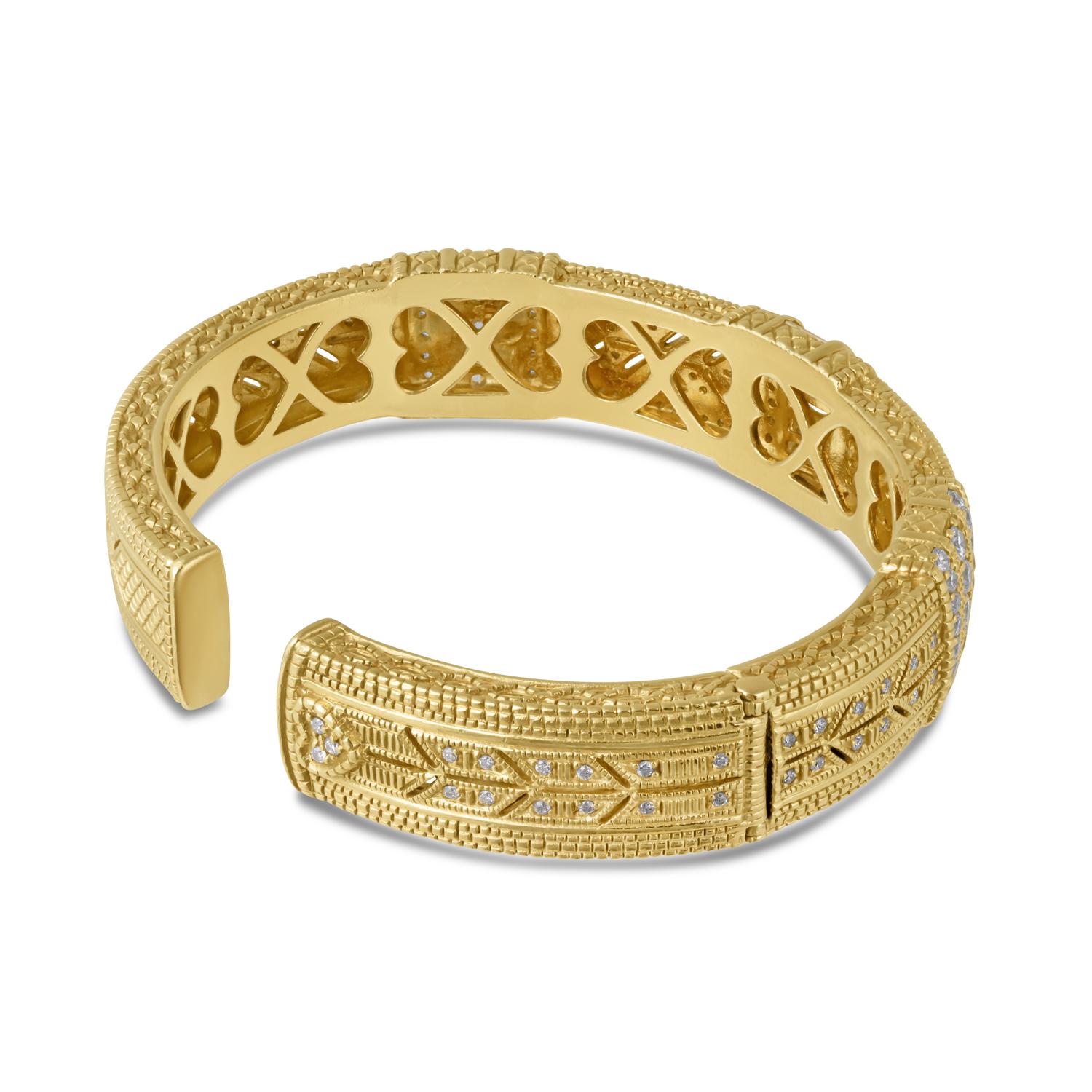 Élevez votre élégance avec le bracelet exquis Judith Ripka 18KYG Diamond Bangle. Cette superbe pièce, d'une sophistication intemporelle, est estampillée de la prestigieuse marque 18K et de la célèbre signature Judith Ripka. Sa fermeture à charnière