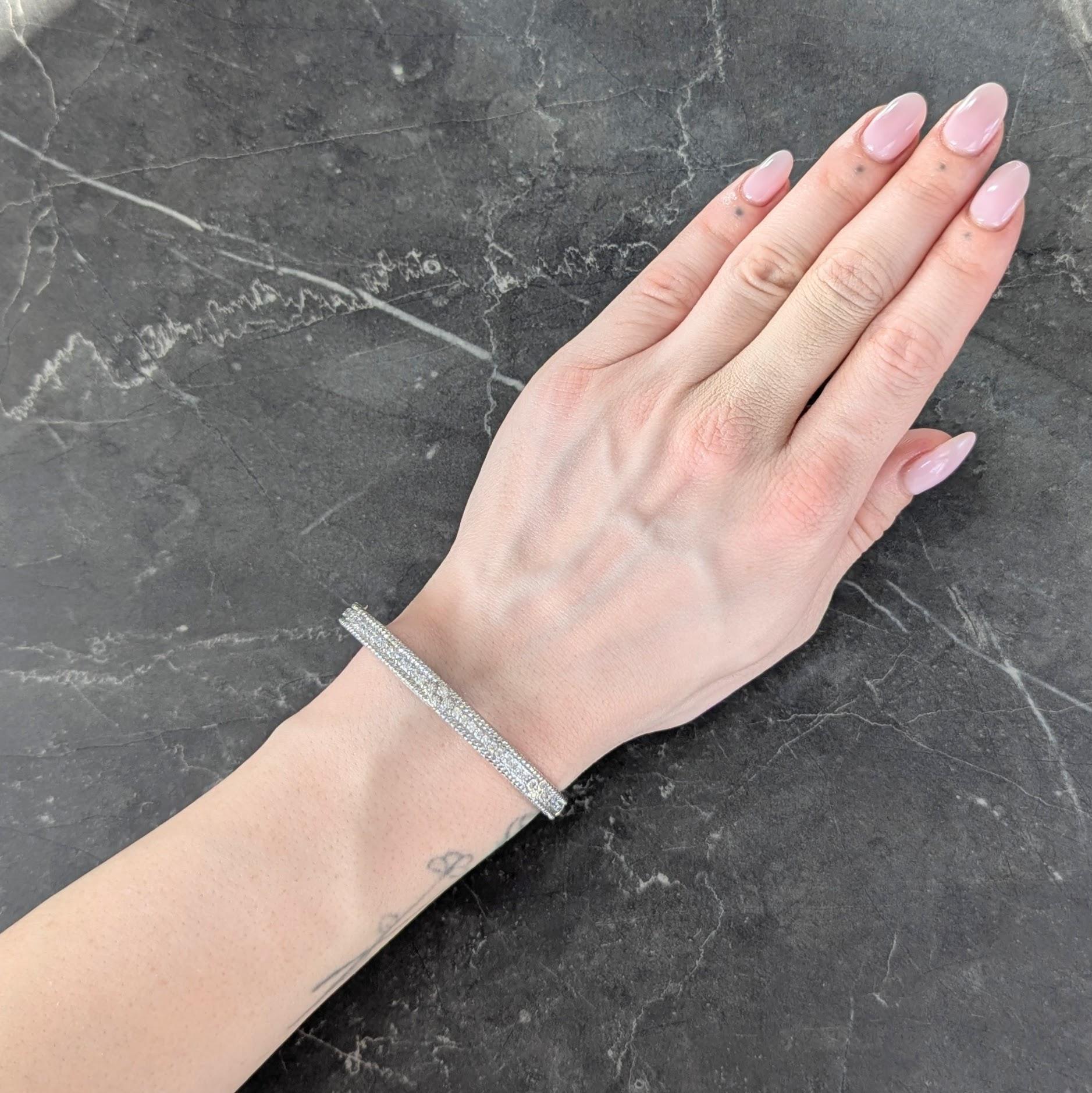 Bracciale bangle di forma ovale con al centro una fila di diamanti rotondi taglio brillante.
Perline incastonate su tutto il perimetro con ulteriori diamanti incastonati in stazioni con motivo a quadrilatero
Peso totale di circa 2,25 carati - colore