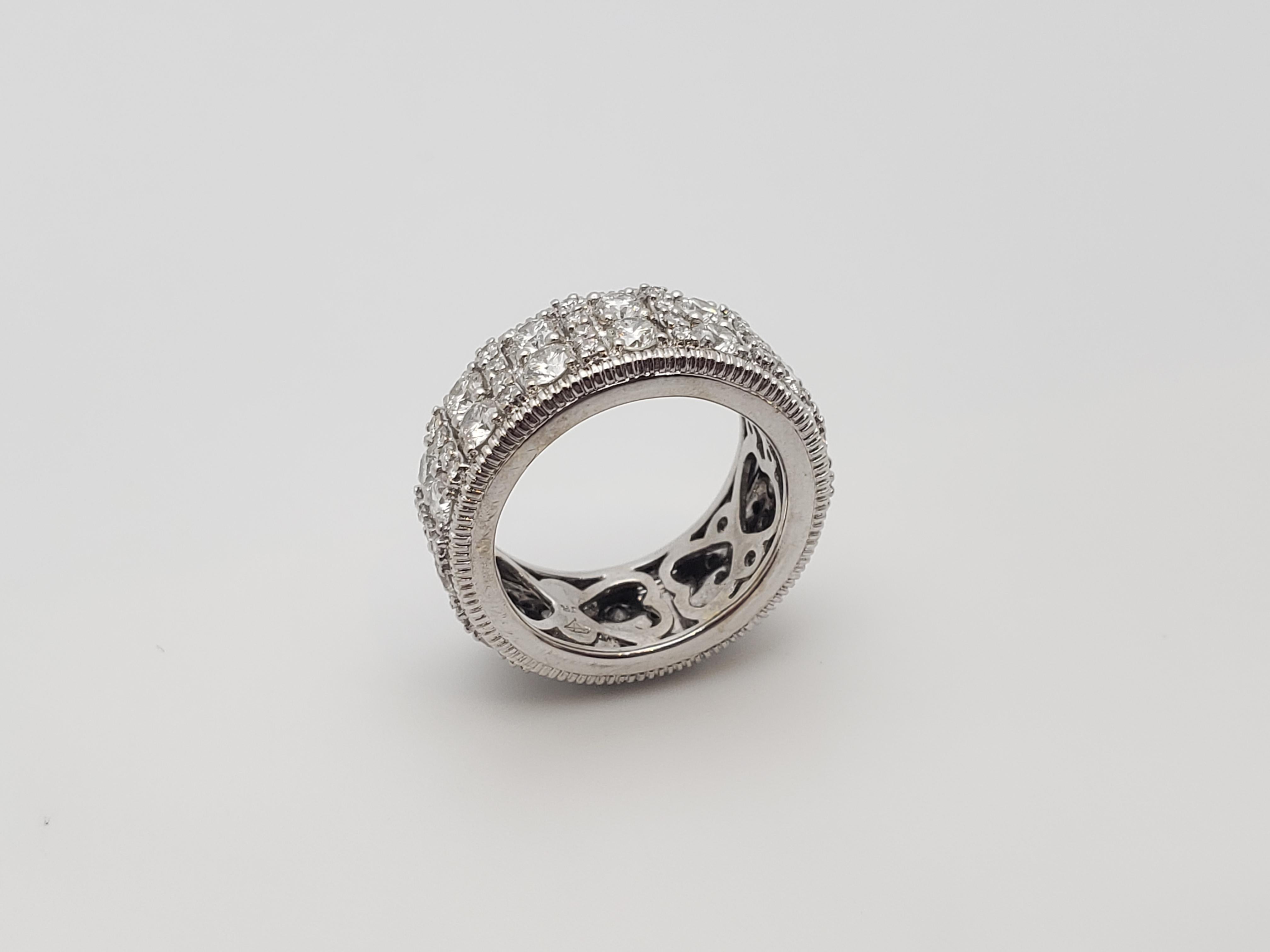Uno straordinario anello a fascia per l'eternità con diamante naturale in oro bianco 18 carati di Judith Ripka. Incastonato con due file di 28 diamanti naturali grandi a taglio rotondo e 56 diamanti naturali più piccoli a taglio rotondo per un peso