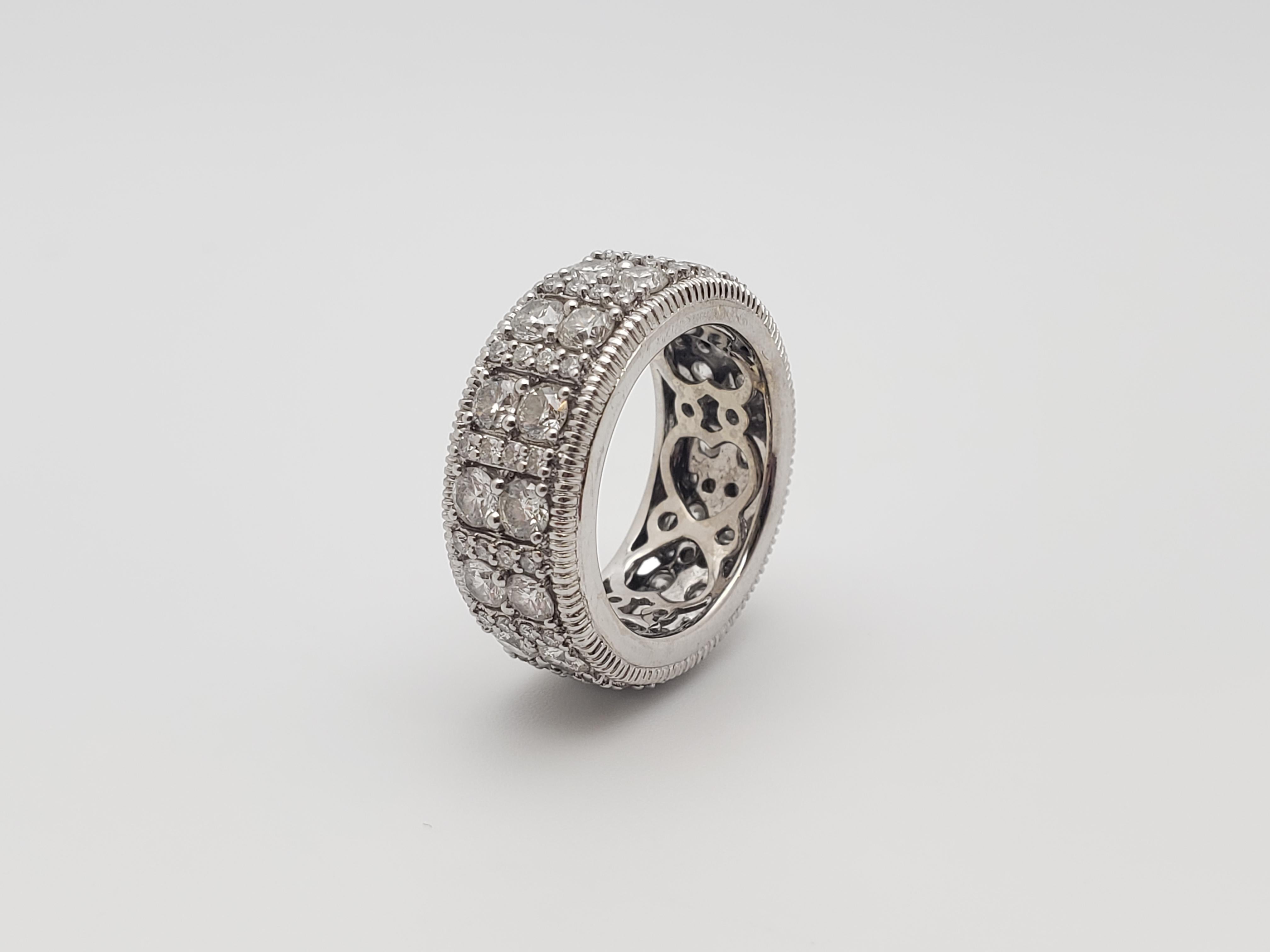 Taglio rotondo Anello a fascia per l'eternità in oro bianco 18 carati con diamante da 3,55 carati di Judith Ripka in vendita