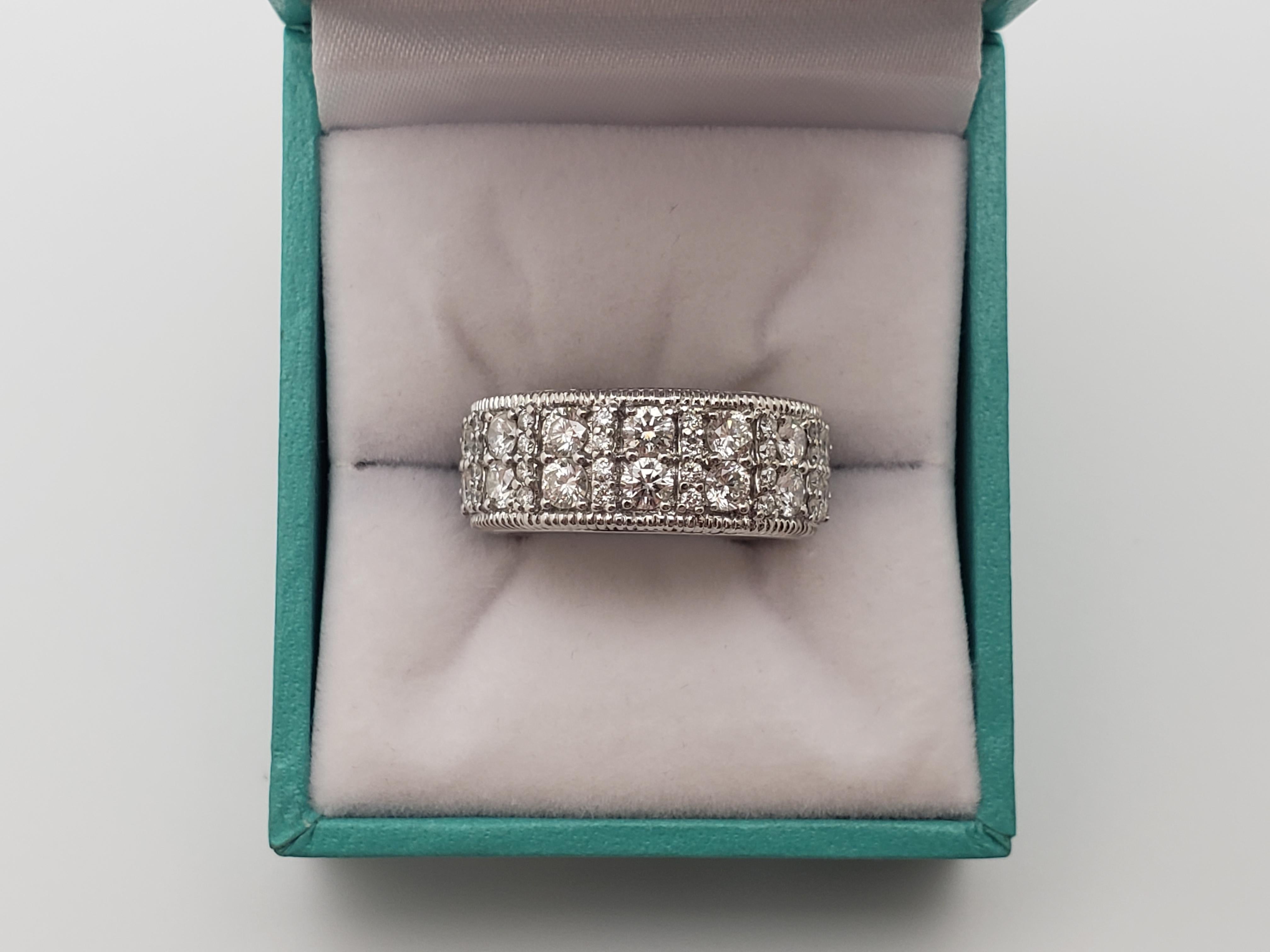 Anello a fascia per l'eternità in oro bianco 18 carati con diamante da 3,55 carati di Judith Ripka in vendita 2