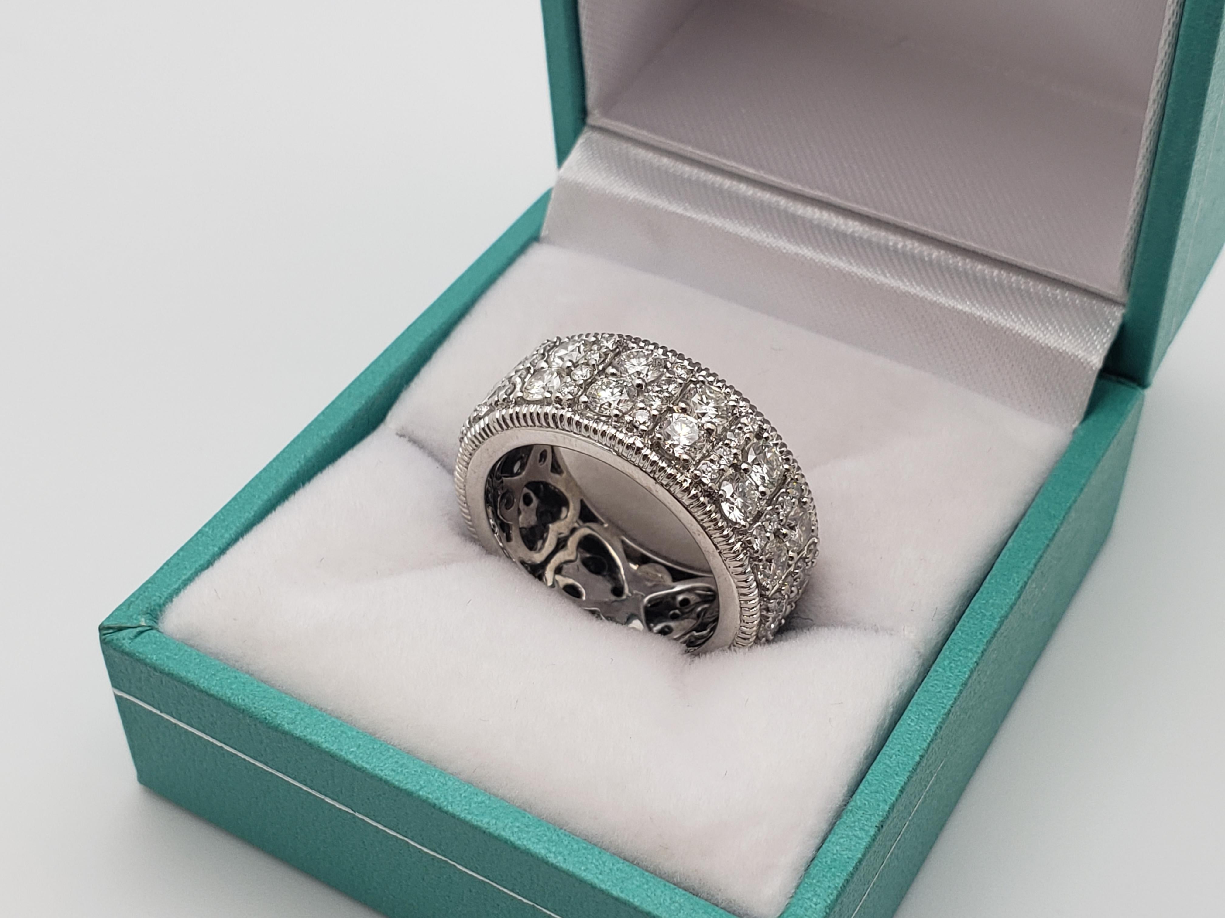 Anello a fascia per l'eternità in oro bianco 18 carati con diamante da 3,55 carati di Judith Ripka in vendita 3