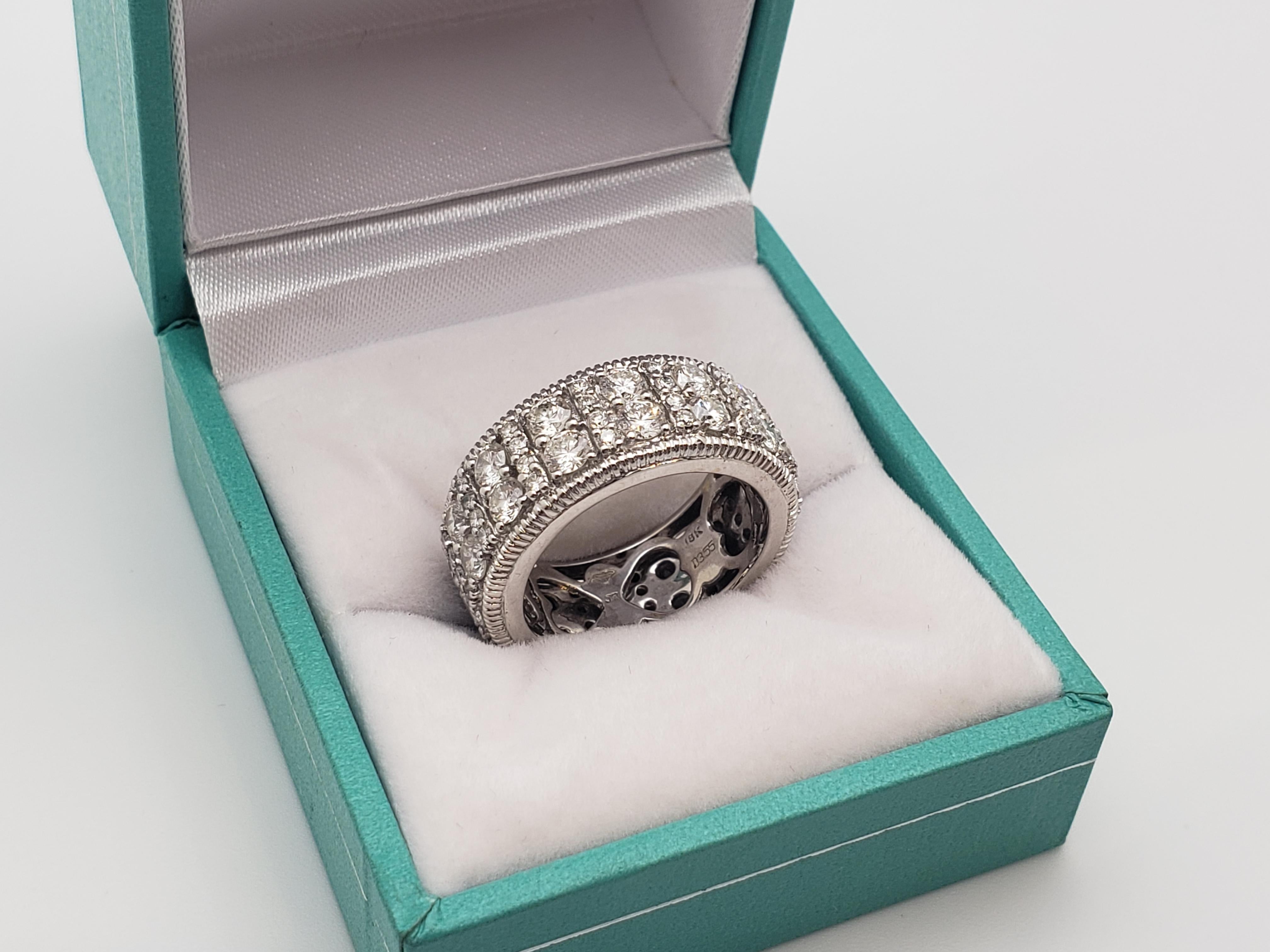 Anello a fascia per l'eternità in oro bianco 18 carati con diamante da 3,55 carati di Judith Ripka in vendita 4