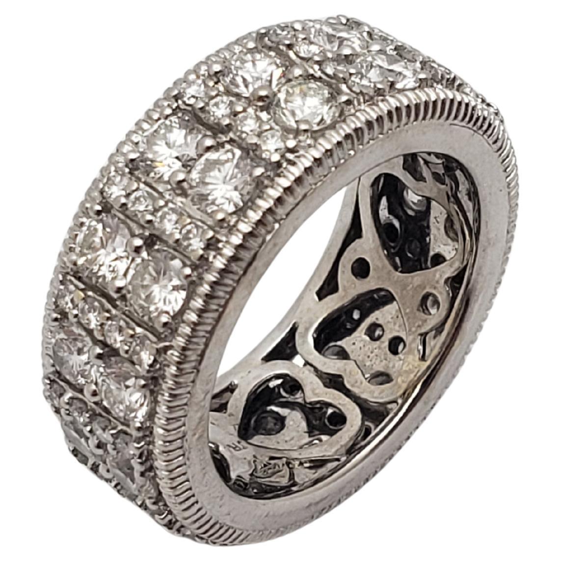 Anello a fascia per l
eternità in oro bianco 18 carati con diamante da 3,55 carati di Judith Ripka