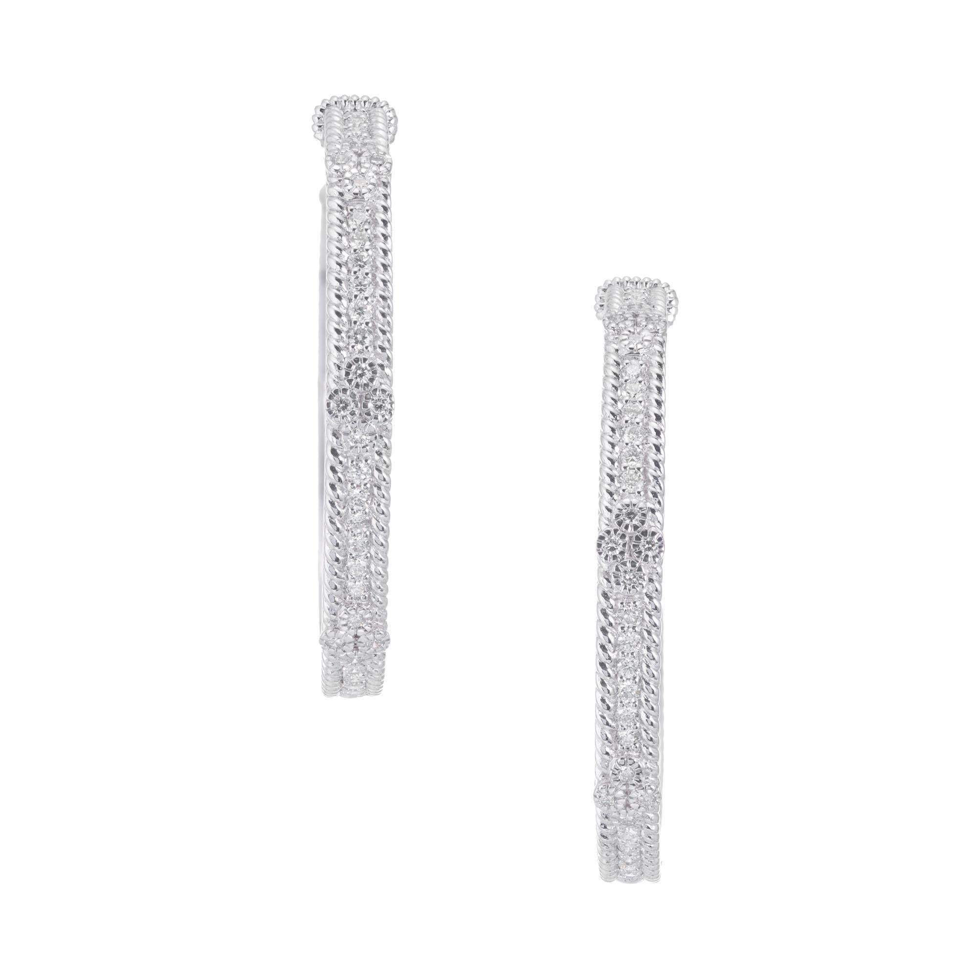 Orecchini a cerchio in oro bianco 18 carati con diamanti Judith Ripka e 24 orecchini a taglio brillante.  

24 diamanti tondi taglio brillante, circa .72cts
oro bianco 18 carati 
Timbrato: 18k
Hallmark: Judith Ripka
18.7 grammi
Dall'alto verso il