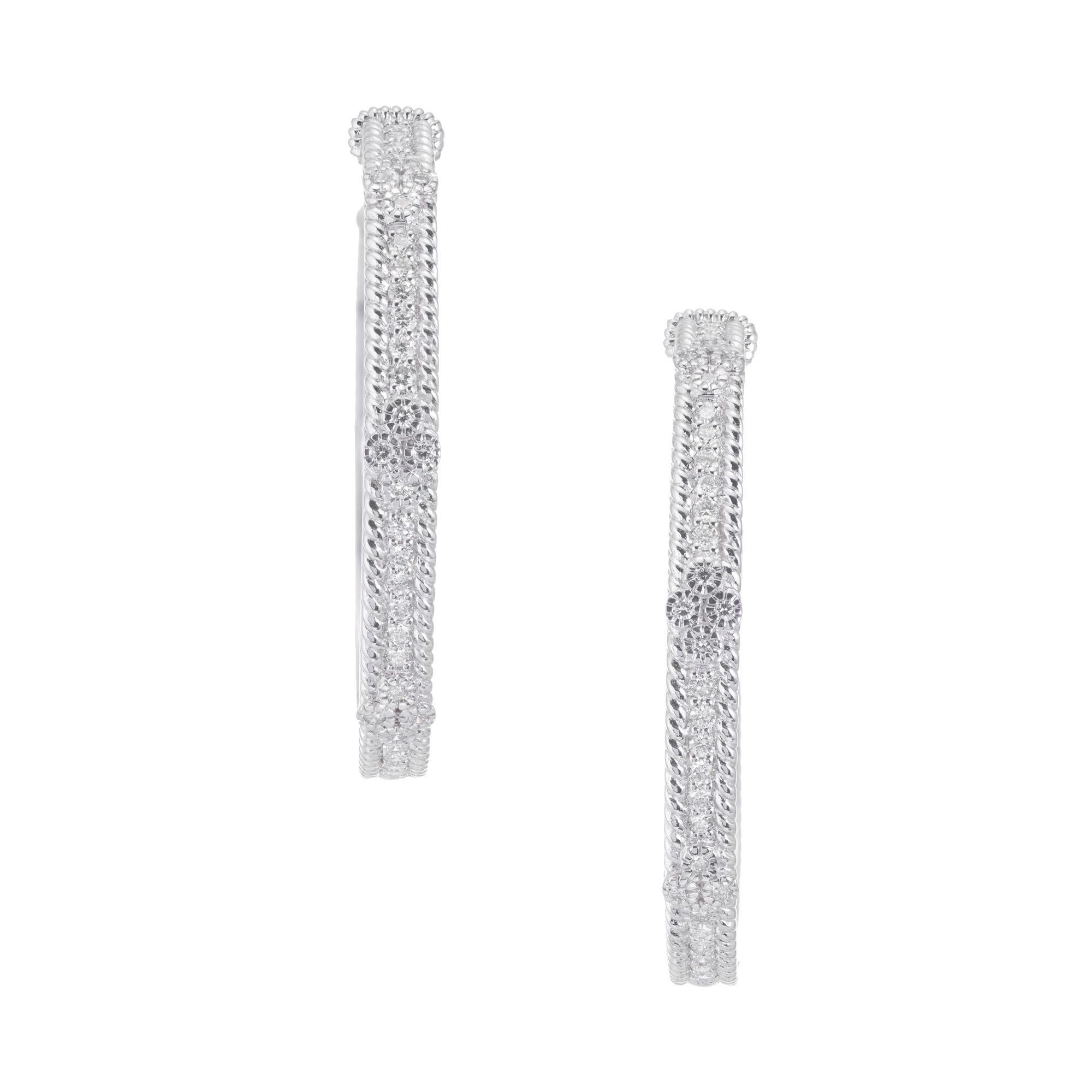 boucles d'oreilles en or blanc 18 carats Judith Ripka avec 24 diamants ronds de taille brillant.  

24 diamants ronds de taille brillant, environ 0,72 ct
or blanc 18k 
Estampillé : 18k
Hallmark : Judith Ripka
18.7 grammes
De haut en bas : 39.7 mm ou