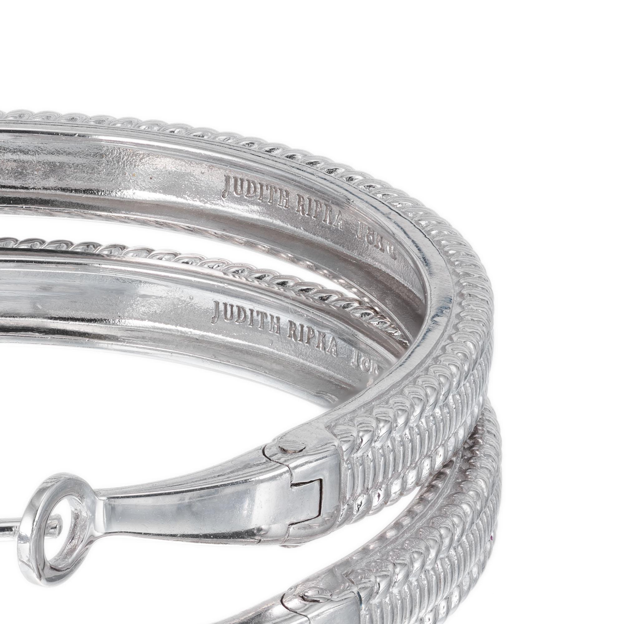 Donna Orecchini a cerchio in oro bianco con diamante da .72 carati di Judith Ripka in vendita