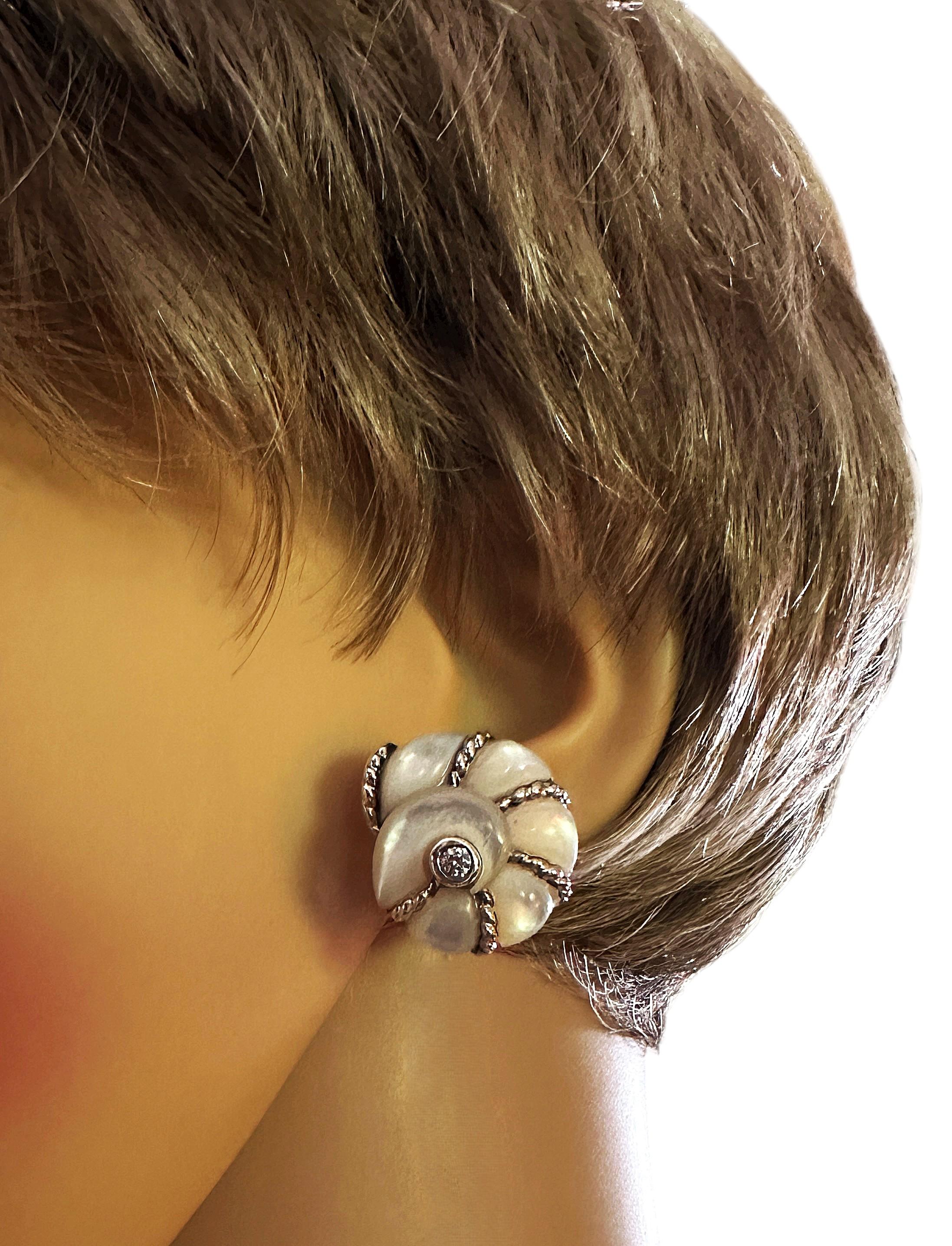 Judith Ripka 925 Sterling Perlmutt Nautilus Shell Omega Back Ohrringe im Angebot 1