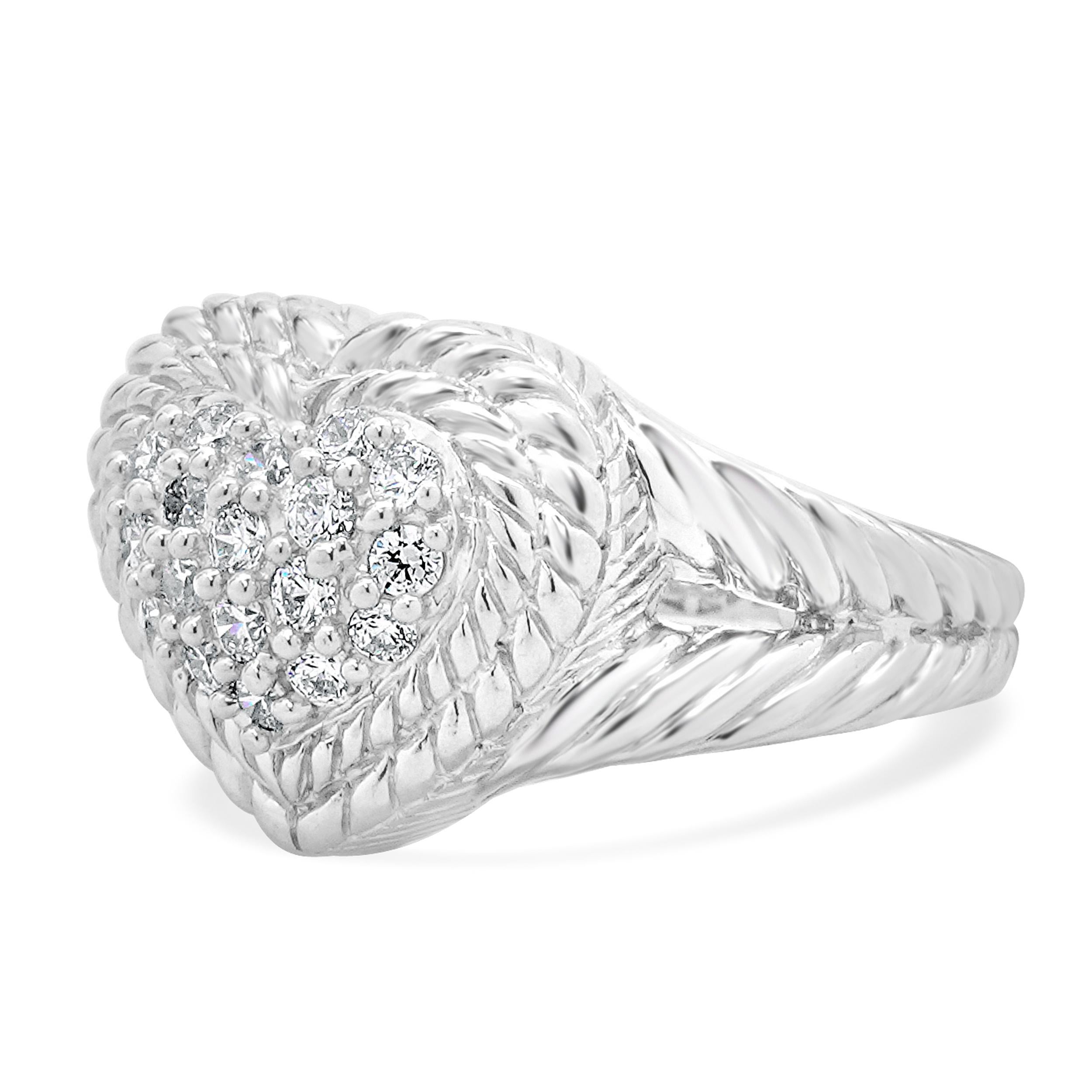 Designer: Judith Ripka
Materiale: argento sterling
Misura dell'anello: 7 (si prega di attendere fino a 2 giorni lavorativi in più per le richieste di misura)
Dimensioni: la parte superiore dell'anello misura 14.6 mm di larghezza 
Peso: 9.17 grammi

