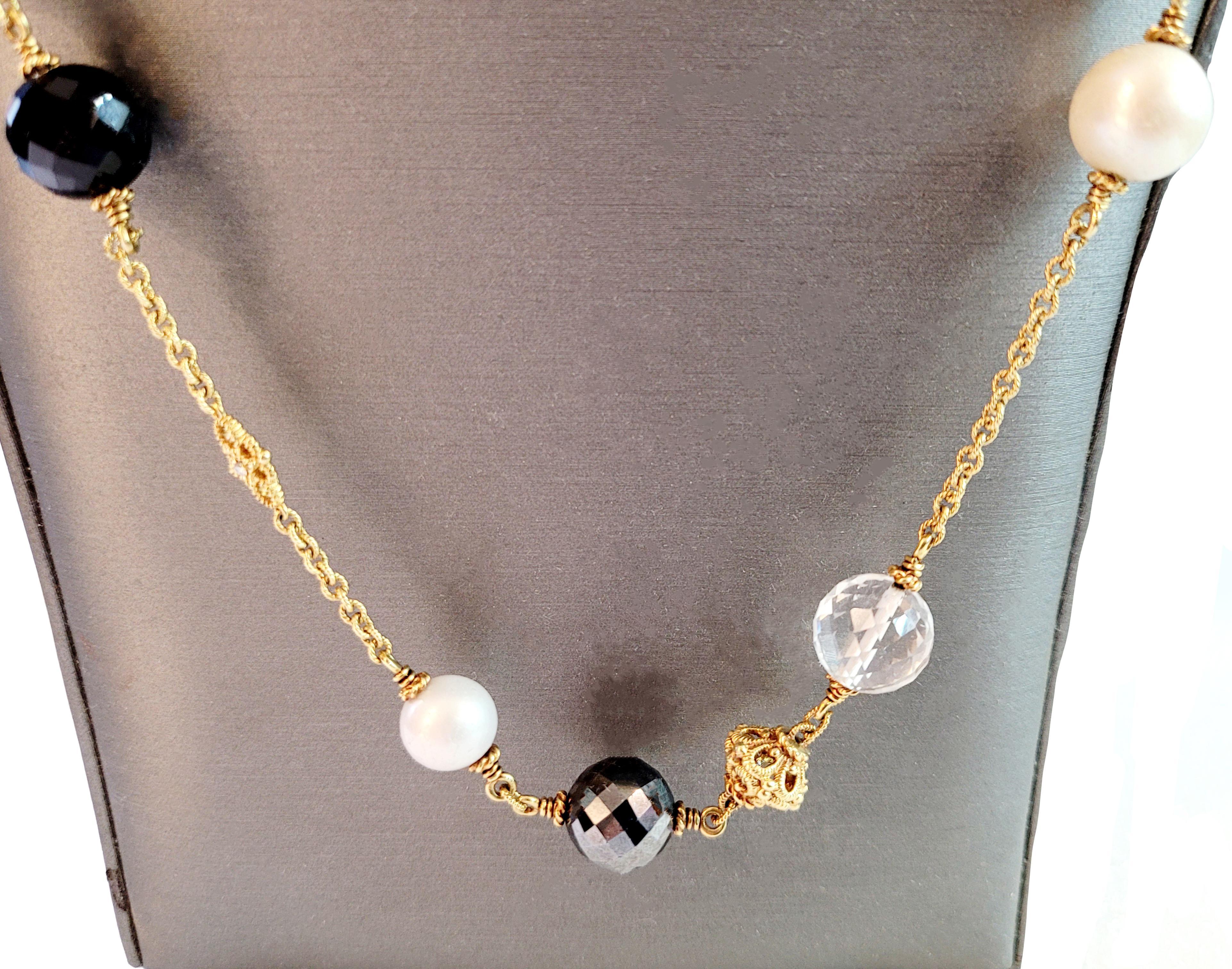 Designer-Halskette Judith Ripka 
Collection'S: Bahama Mama
Kettenlänge: 34'' lang
Kettengewicht: 60.7gm

MATERIAL 18K Gelbgold
Diamanten: 0,06ct
Klarheit: VS
Farbe Note: G

Schwarzer Onyx: 10,9 mm: 38cts
Hämatit: 10,9 mm: 51,3cts
Kristall: 10,9 mm: