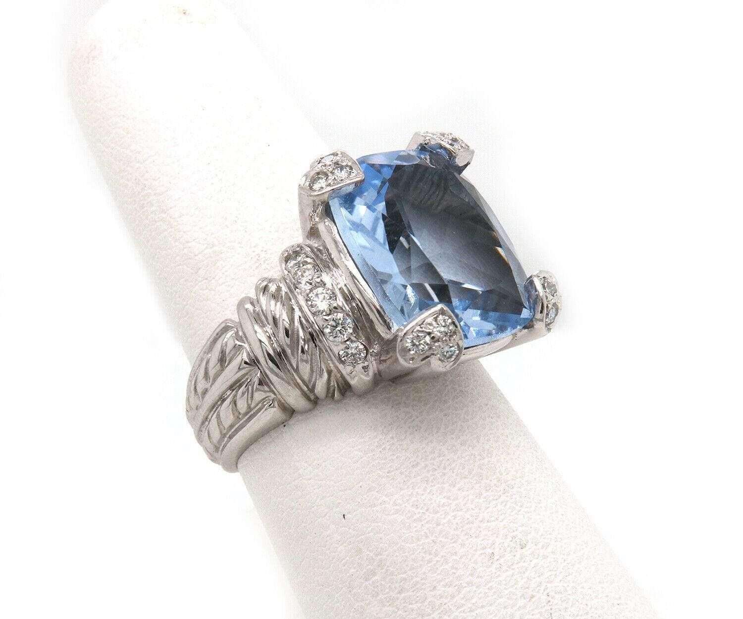Judith Ripka Blue CZ and 0.45 CTW Dia Ring in 18K In Good Condition For Sale In Vienna, VA