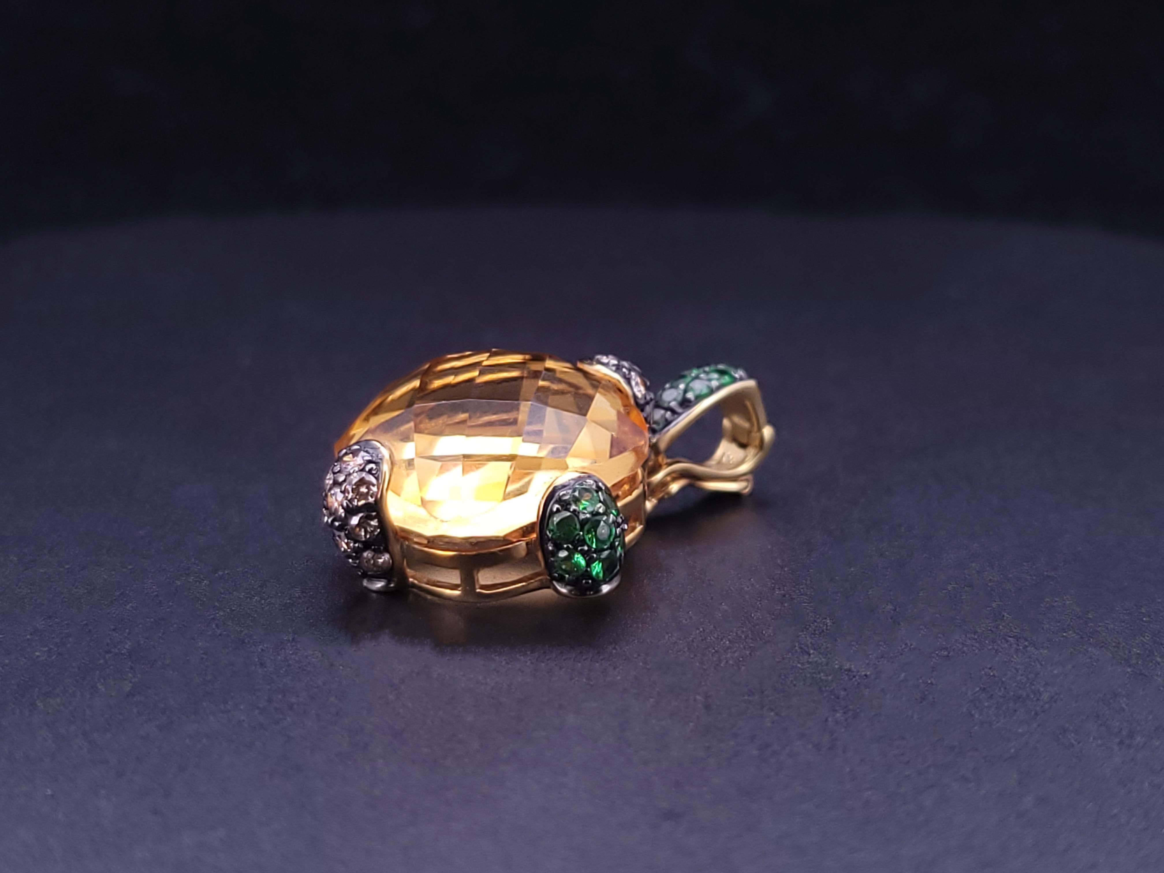 Judith Ripka Citrine Pendant with Diamonds

Material 18K yellow Gold 
Citrine: 12ct
Chockolate Diamond: .18ct
Peridot: .60ct

Citrine Dimension: 15mm X 15mm
Bail Dimension: 10mm length, X 3.7mm width

Pendant Weight: 6.6gr
Condition Pre-Owned
Comes