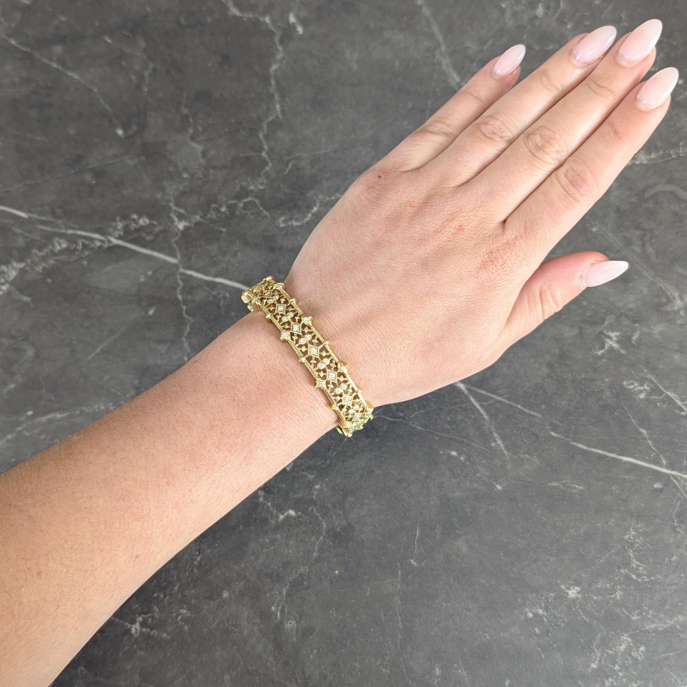 Diseñado como un brazalete de oro de forma ovalada compuesto por paneles ornamentalmente perforados
Representa motivos geométricos acanalados con motivos foliados en abanico en toda la superficie
Engastado y enrasado con diamantes redondos talla