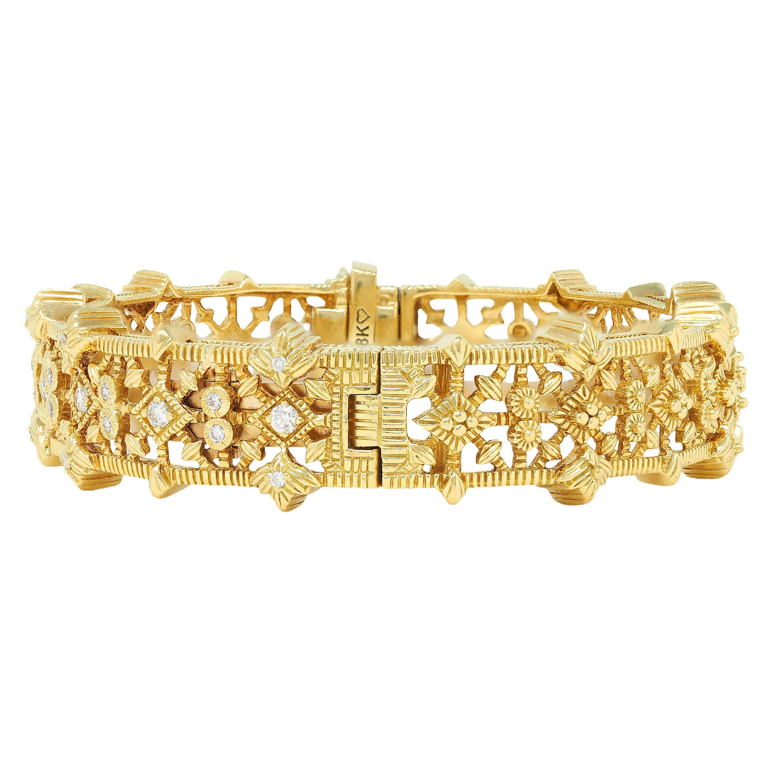 Judith Ripka Pulsera brazalete contemporánea de oro de 18 quilates con diamantes de 0,96 quilates Foliado en Excelente estado para la venta en Philadelphia, PA