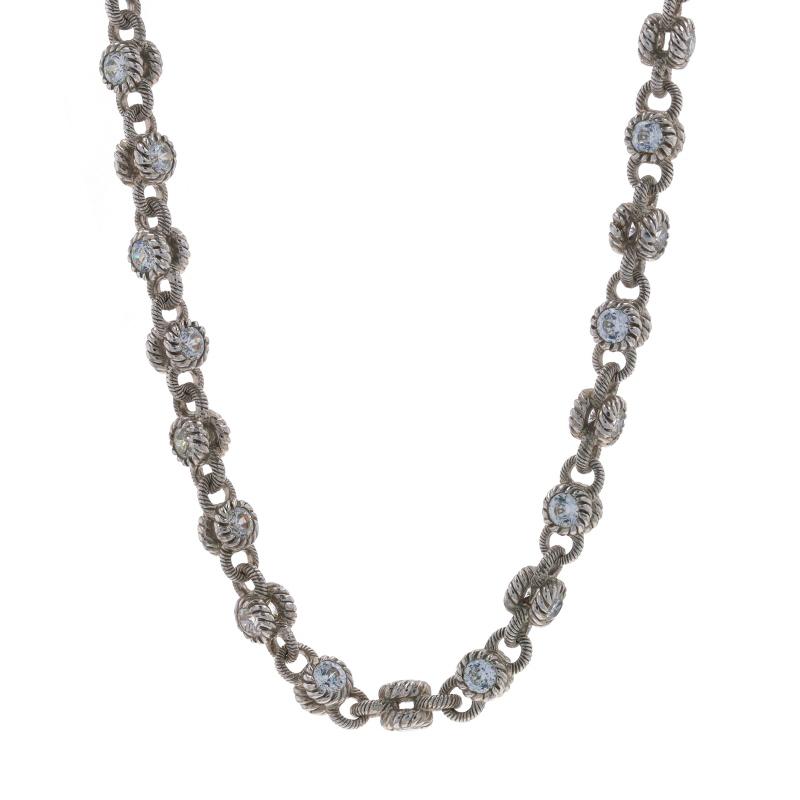 Marke: Judith Ripka

Metallgehalt: Sterling Silber

Informationen zu Stein

Kubische Zirkonias
Schliff: Runder Brillant
Farbe: Klar

Kette Stil: Fancy Link
Halskette Stil: Kette
Verschluss-Typ: Karabinerhakenverschluss
Merkmale: