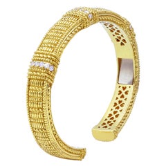 Judith Ripka Diamond Hinged Bangle in 18 Karat Yellow Gold