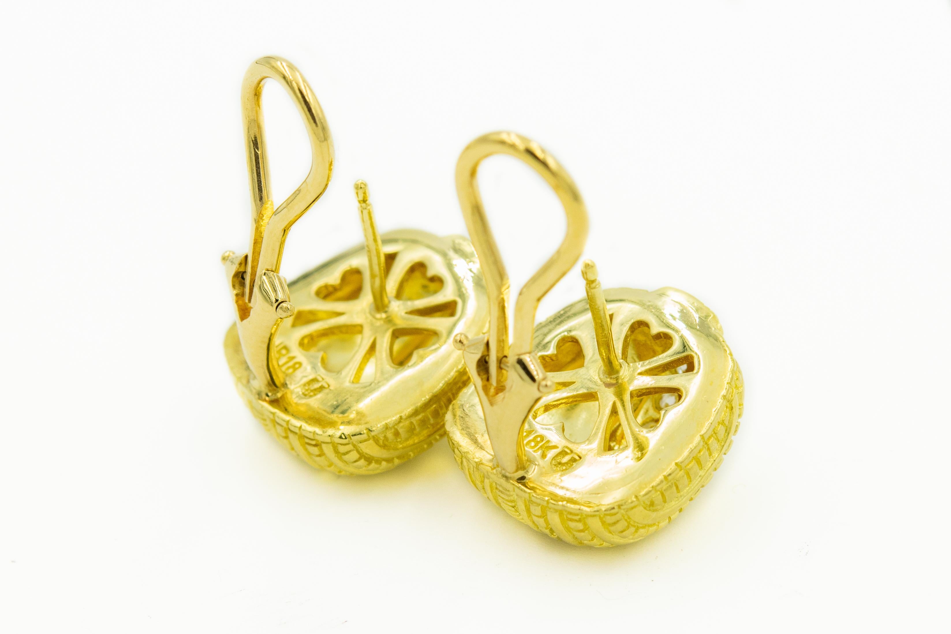 Judith Ripka Diamant-Ohrringe aus 18 Karat Gelbgold mit Struktur (Rundschliff) im Angebot