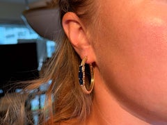 Orecchini a cerchio in oro giallo 14k con diamante e zaffiro taglio smeraldo Judith Ripka