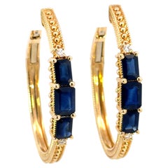 Orecchini a cerchio in oro giallo 14k con diamante e zaffiro taglio smeraldo Judith Ripka