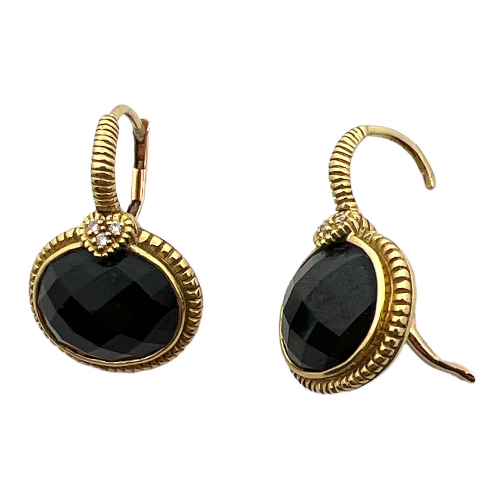 Tropfenohrringe mit facettiertem Onyx und Diamanten von Judith Ripka aus 18 Karat Gelbgold. Die Ohrringe sind mit ovalen, facettierten Onyx-Edelsteinen besetzt, die mit 6 runden Diamanten im Brillantschliff mit einem Gewicht von ca. 0,03 CTW