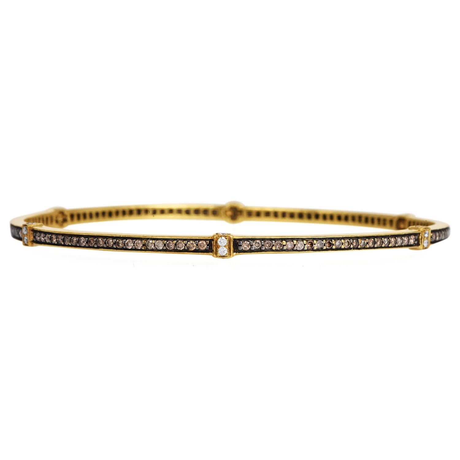 Ce bracelet à enfiler Judith Ripka Diamond, d'une élégance et d'une simplicité classiques, est réalisé en or jaune 18 carats. Il pèse 16,5 grammes et mesure 6,5 pouces de circonférence de poignet x 3 mm de large x 2 mm de haut. Le bracelet est