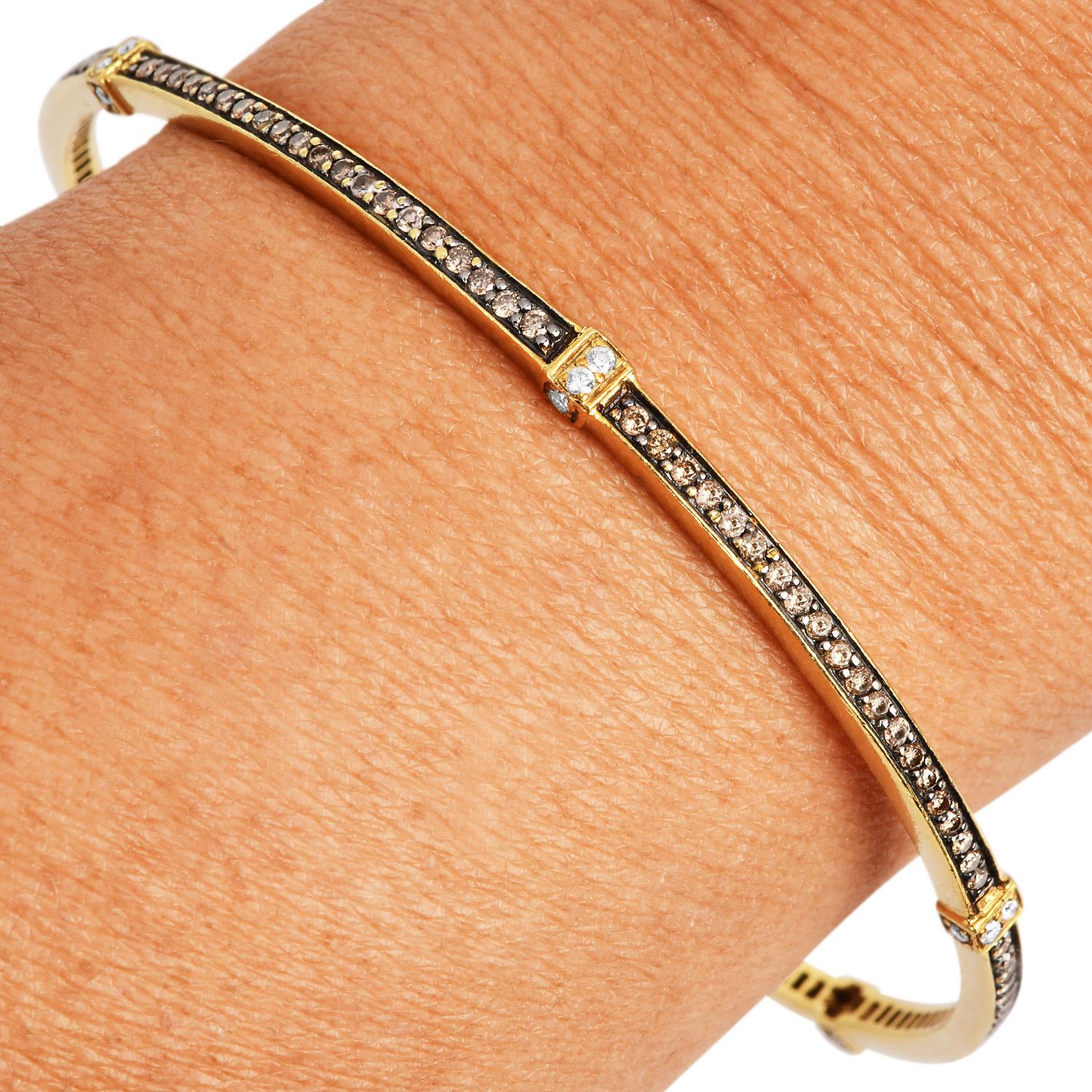 Judith Ripka  Bracelet jonc fantaisie en or jaune 18 carats avec diamants en vente 1
