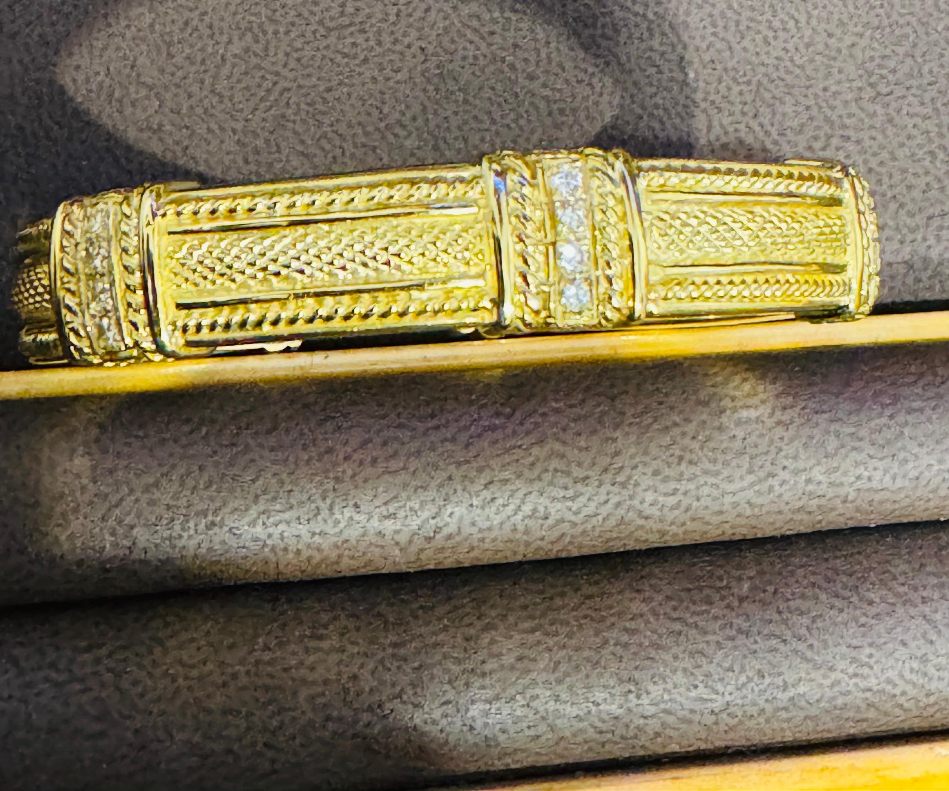 Judith Ripka Hinged  Gold & Diamond Bangle Bracelet 18 KT Yellow Gold 66 Gm For Sale 12