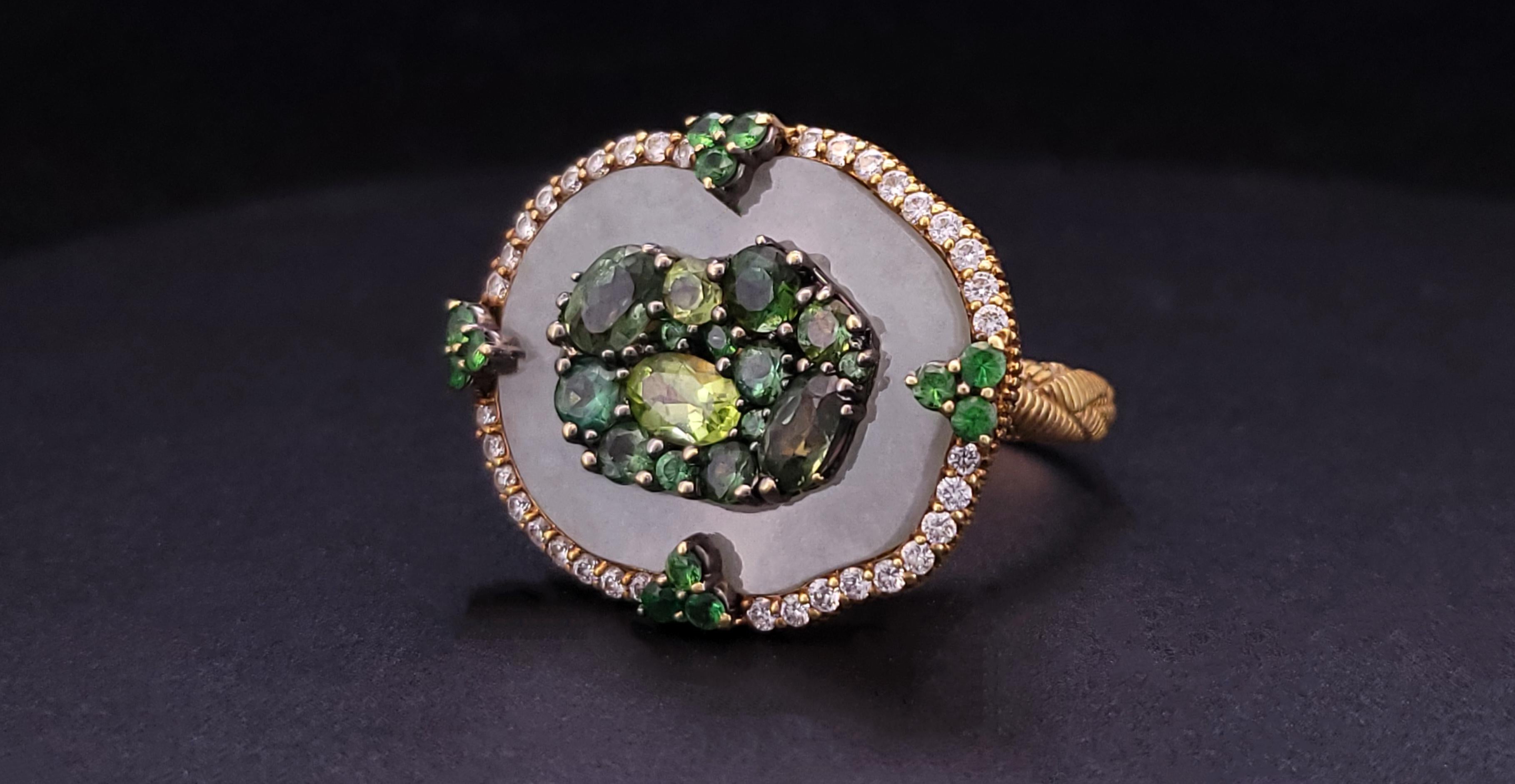 Marque : Judith Ripka
MATERIAL : Or jaune 18K
Collectional : Oasis
Taille de la bague : 10
Dimensions de l'anneau : 28.6mm X 23.4mm

Jade vert : 7cts
Péridot : 0.55cts
Tourmaline verte : 0,66cts
Tsavorite : 0,615cts
Poids du diamant : 0.54ct

Poids