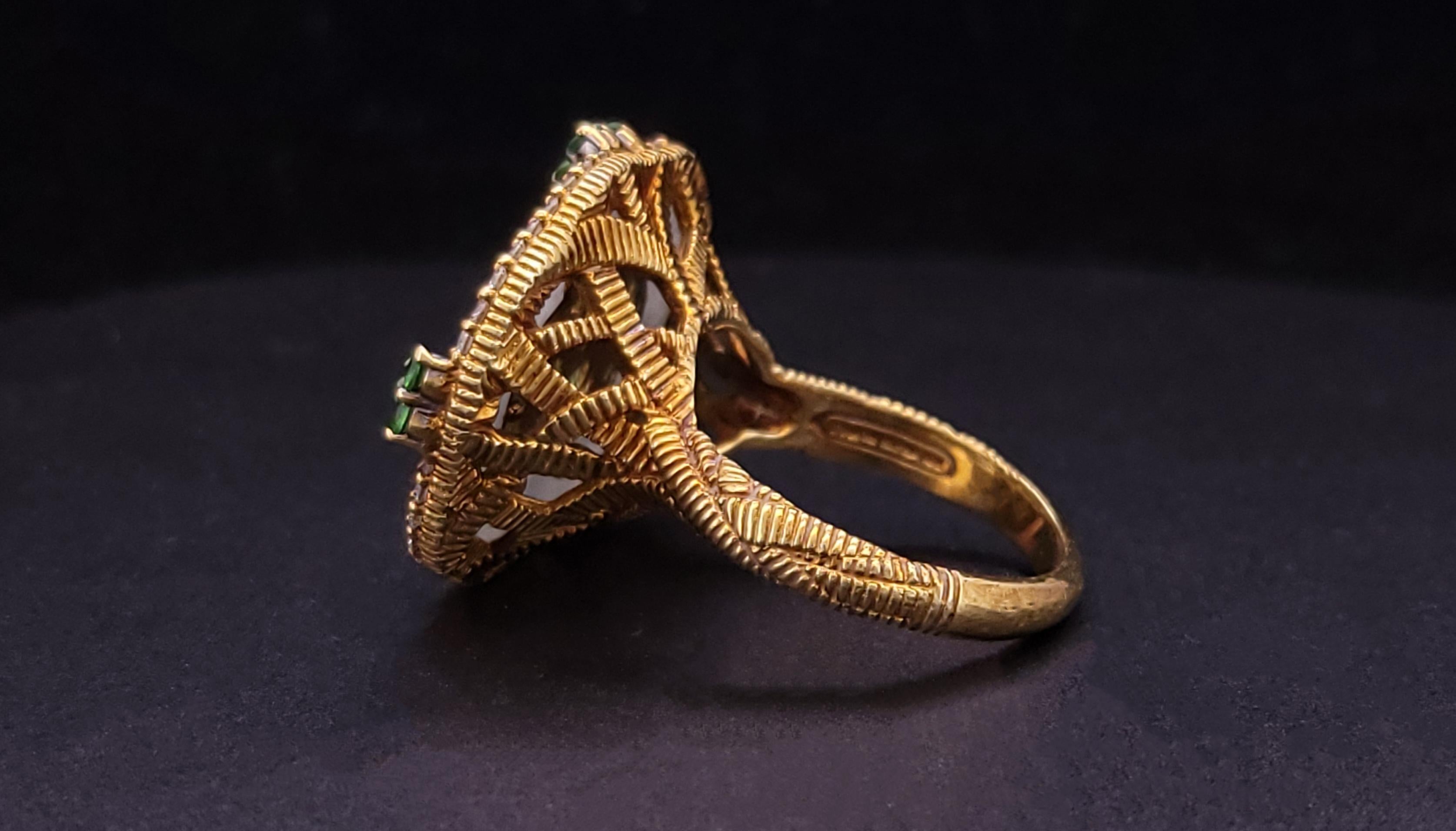 Judith Ripka large Oasis Ring with green Jade in 18K yellow Gold (Bague Oasis avec Jade vert en or jaune 18K) en vente 1