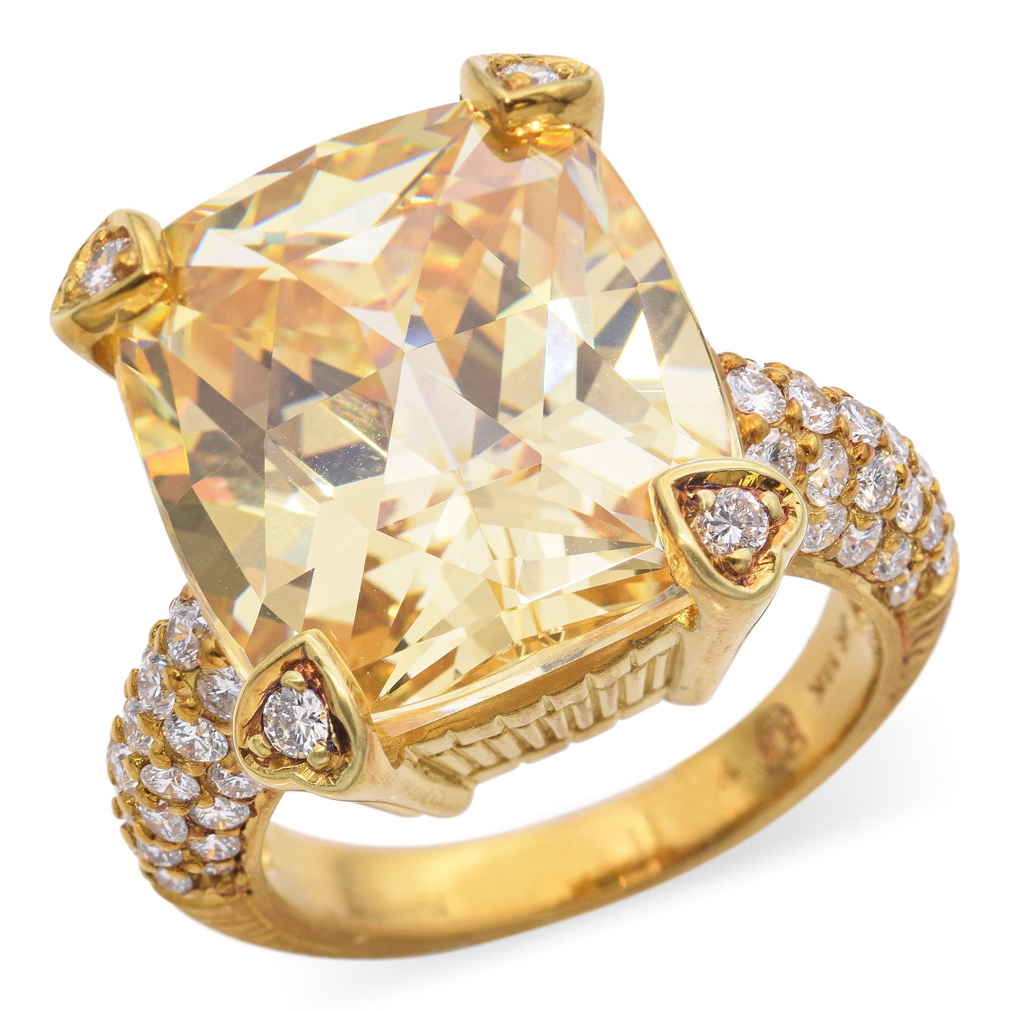 Dieser atemberaubende Ring zeigt einen großen Zitronenquarz im Kissenschliff, eingefasst in ein luxuriöses Goldband. Der Quarz wird von vier herzförmigen Zacken gehalten, die jeweils mit einem kleinen Diamanten verziert sind. Das Band ist aufwändig