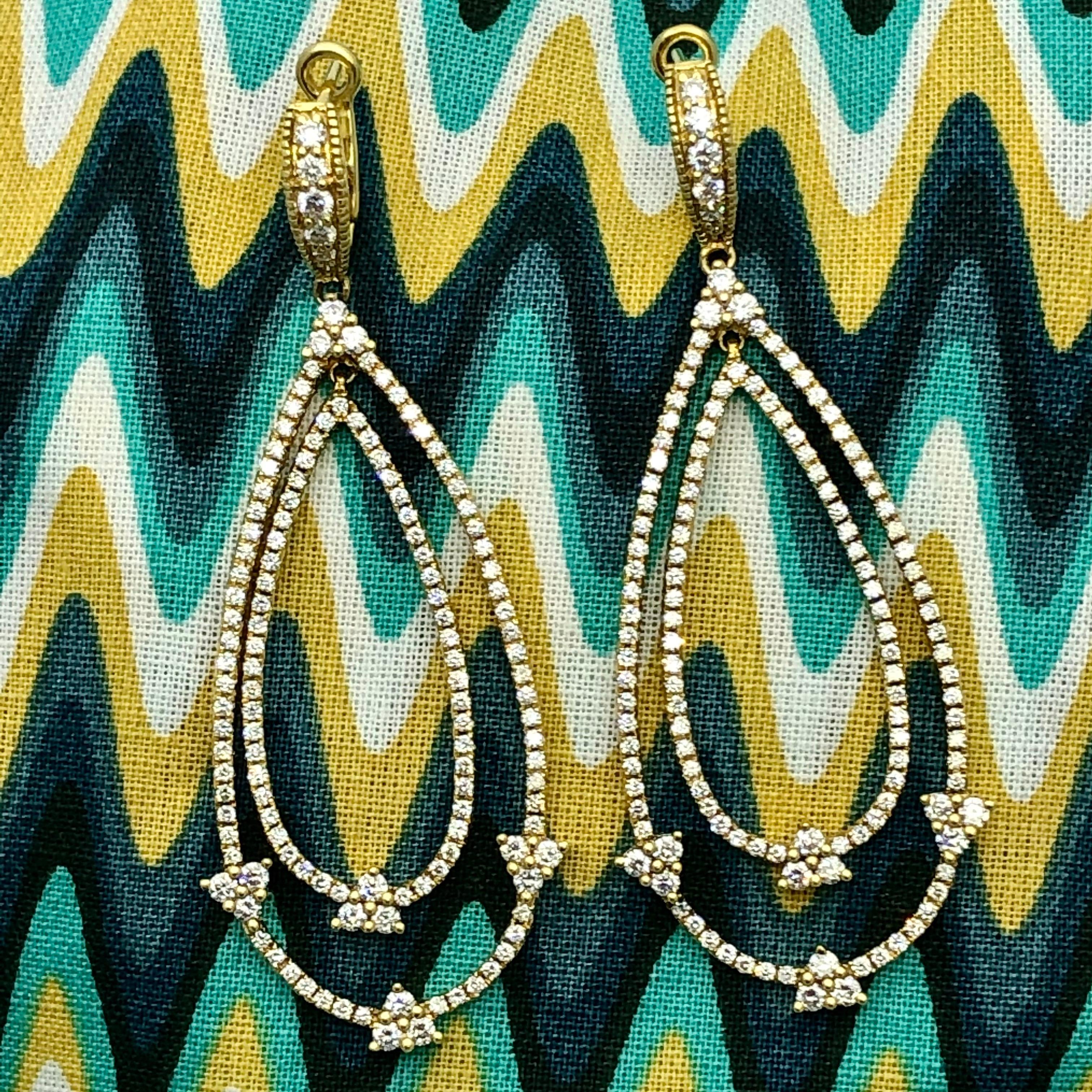 Judith Ripka Open Design, Diamond and Yellow Gold Chandelier Earrings In Excellent Condition In Palm Beach, FL