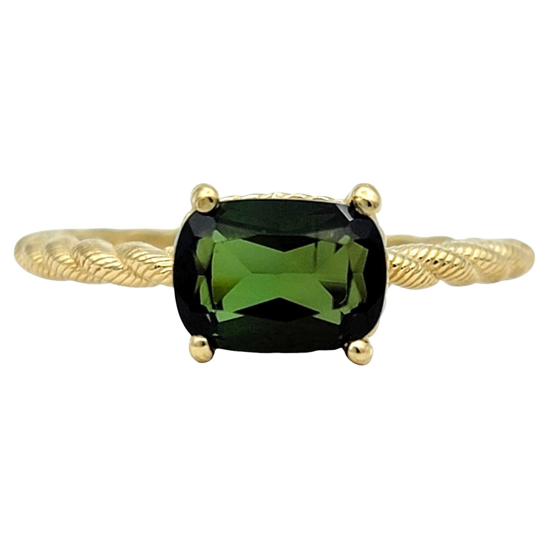 Taille de lla bague : 6

Cette magnifique bague Judith Ripka présente une tourmaline verte rectangulaire taillée en coussin, sertie dans un riche or jaune 14 carats. Le vert profond de la pierre centrale offre un contraste saisissant avec le ton