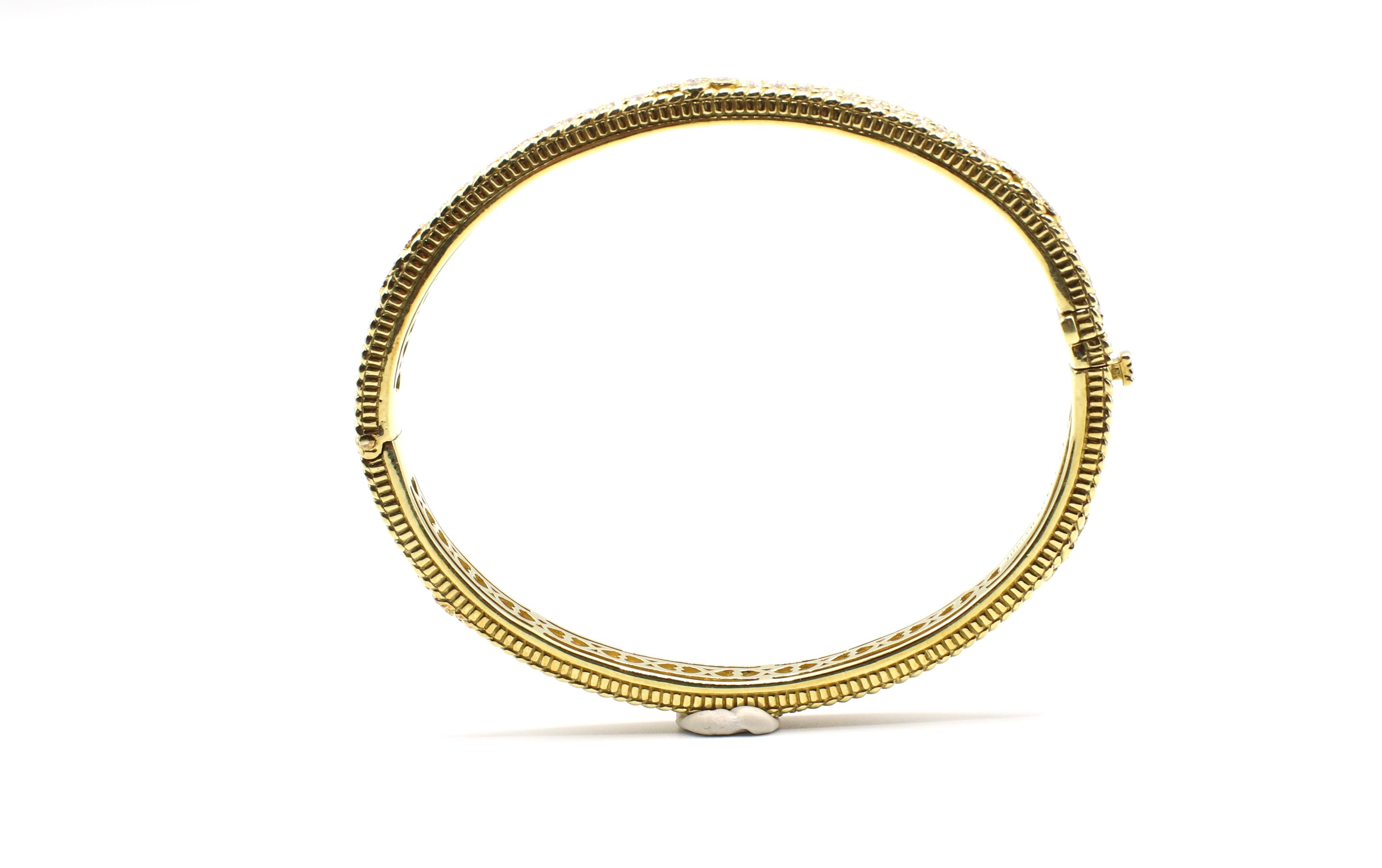 Judith Ripka Romance 18K Yellow Gold Diamond 2.50 Carat Bangle Bracelet Hinged In Good Condition In  Baltimore, MD