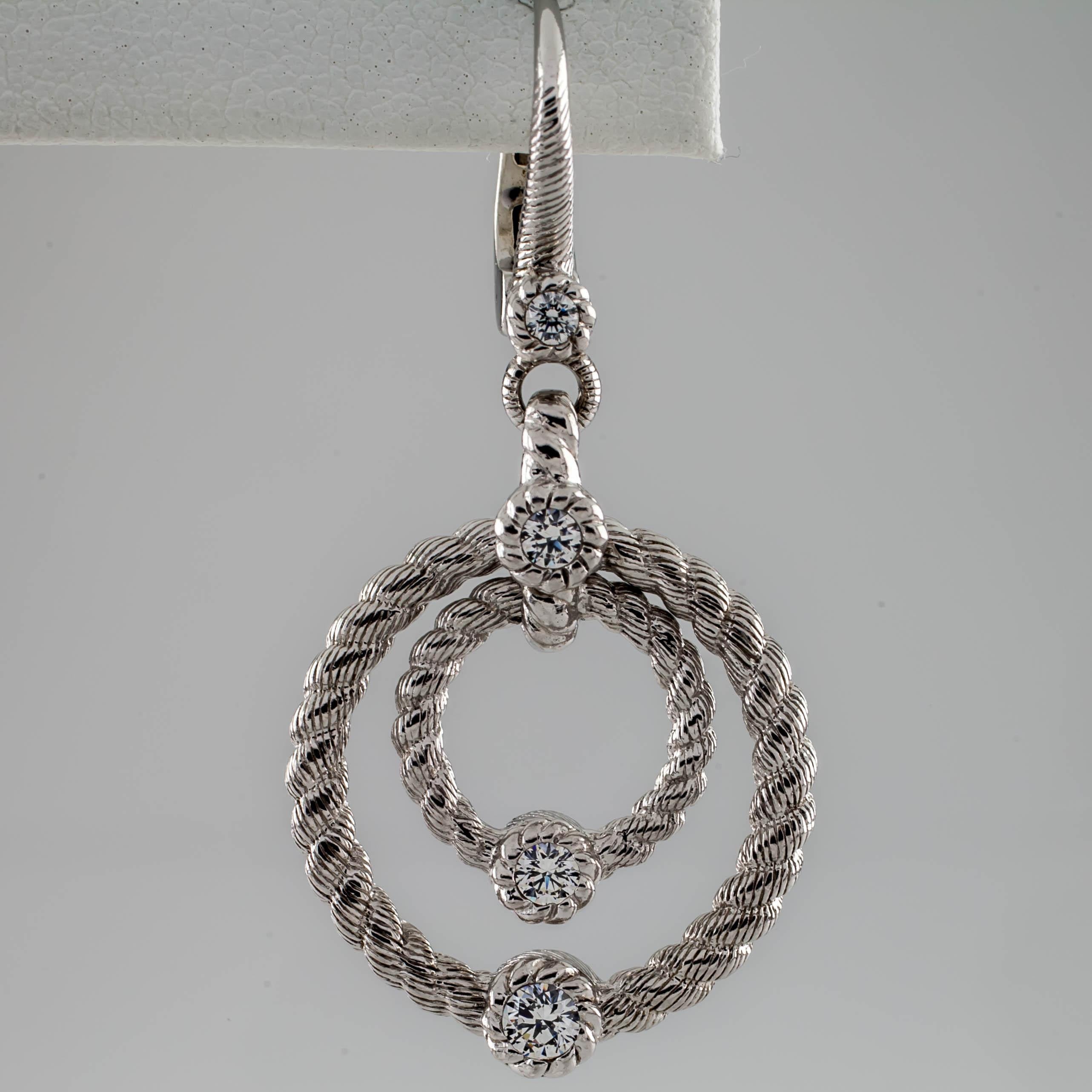 Splendido orecchino a doppio cerchio di Judith Ripka.
Tre Diamoniques (zirconi) incastonati nella lunetta.
Include solo un singolo orecchino.
Lunghezza totale della goccia: 40 mm.
Diametro del cerchio più grande: 20 mm.
Metallo: argento sterling