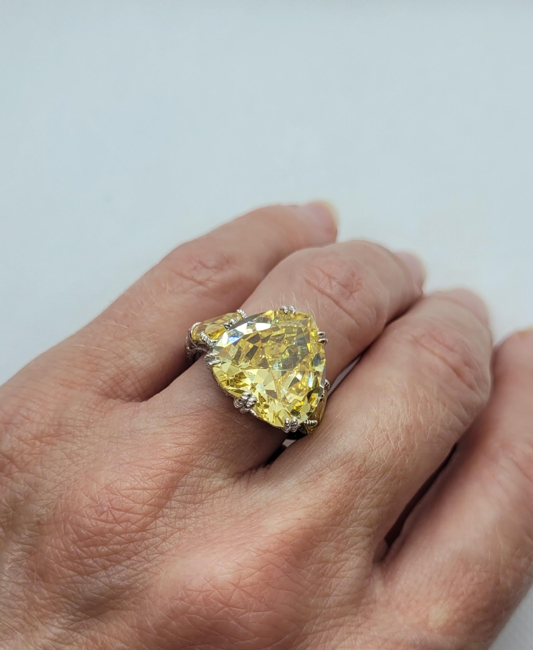 Atemberaubender Designer-Ring von Judith Ripka mit einem 15 mm x 15 mm großen herzförmigen gelben CZ in einer kathedralenähnlichen Korbfassung mit doppelten Zacken. Der Mittelstein wird durch einen schildförmigen gelben CZ-Stein und kleine runde