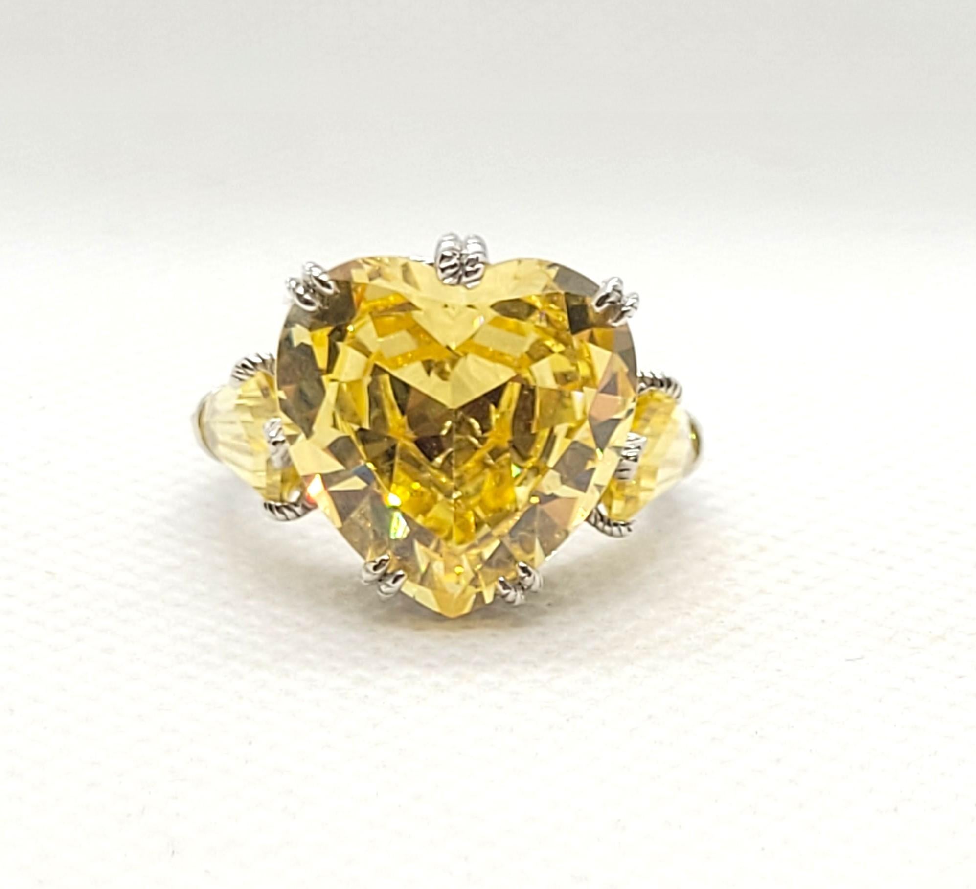 Judith Ripka Silber Ring mit einem herzförmigen gelben CZ, Größe 7, filigran (Moderne) im Angebot