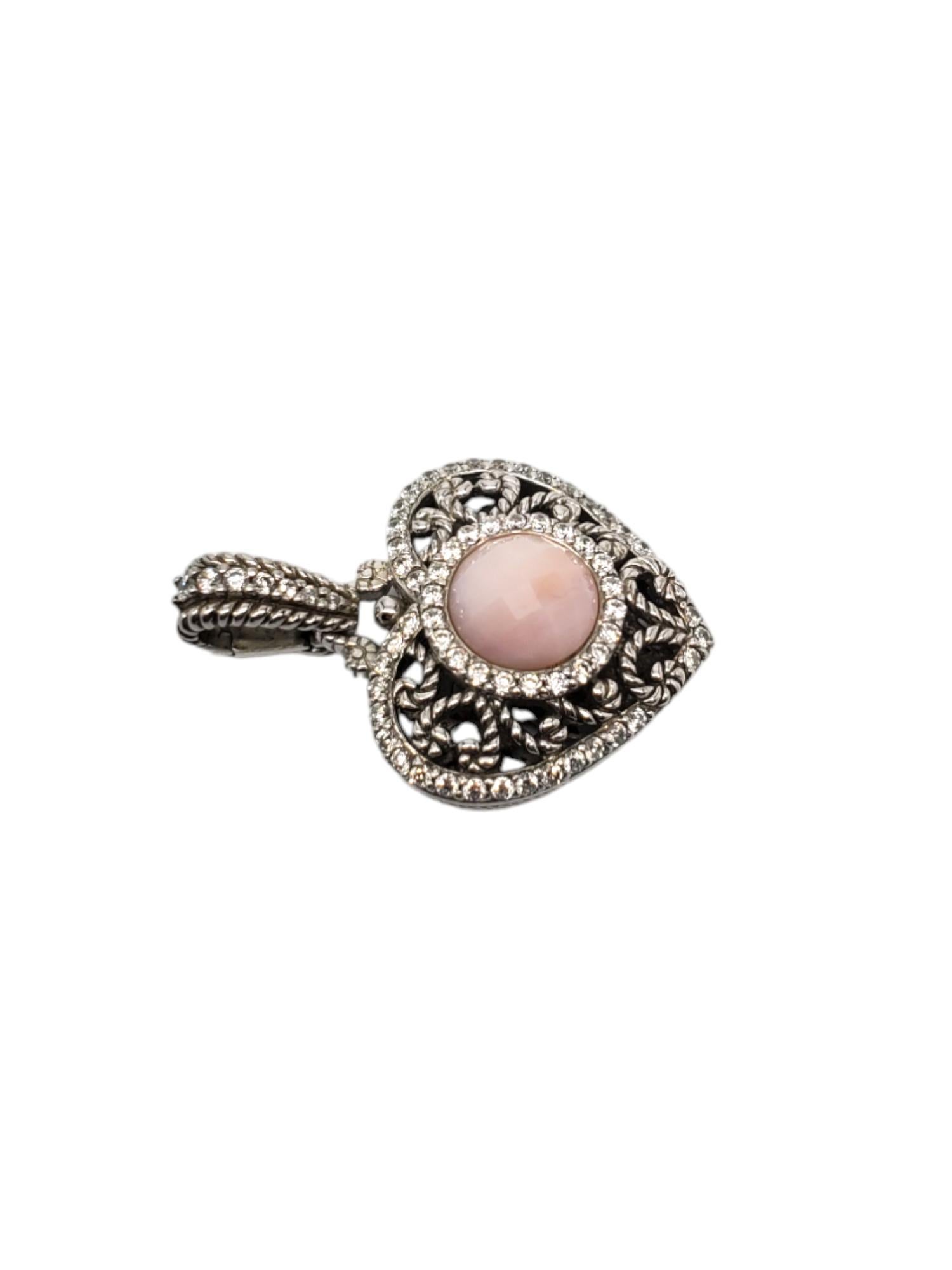Judith Ripka - Ciondolo a forma di cuore in agata e CZ - in argento sterling.

Questo ciondolo vintage a forma di cuore di Judith Ripka presenta una pietra centrale rotonda di agata (11,18 mm) con accenti in cz in argento sterling.

Dimensioni: