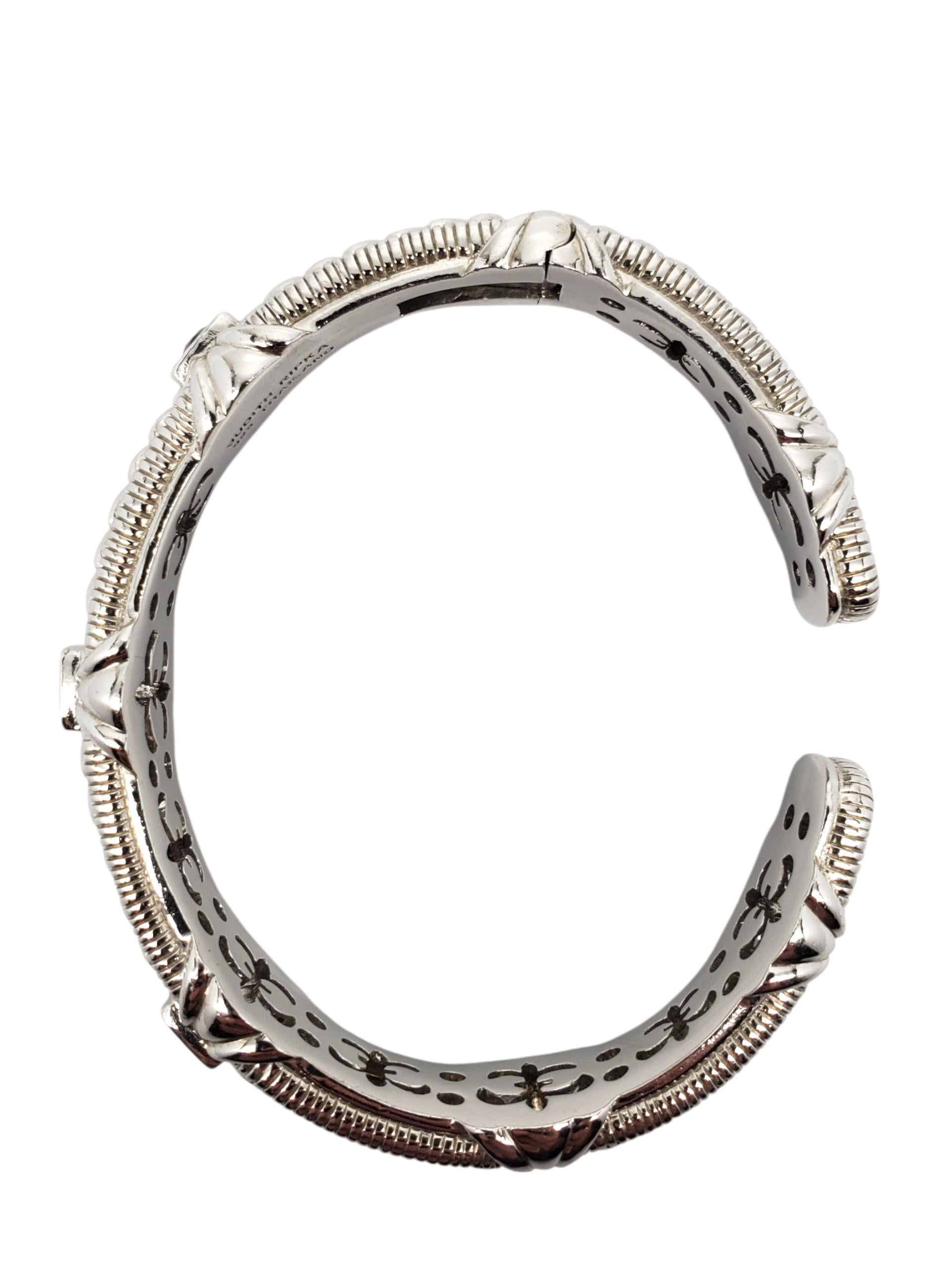 Judith Ripka Sterling Silver Amethyst Hinged Cuff Bracelet-

Cet audacieux bracelet à charnière en argent sterling de Judith Ripka présente des détails de corde et de chaîne accentués par des pierres d'améthyste de taille carrée.

Taille : 7 pouces