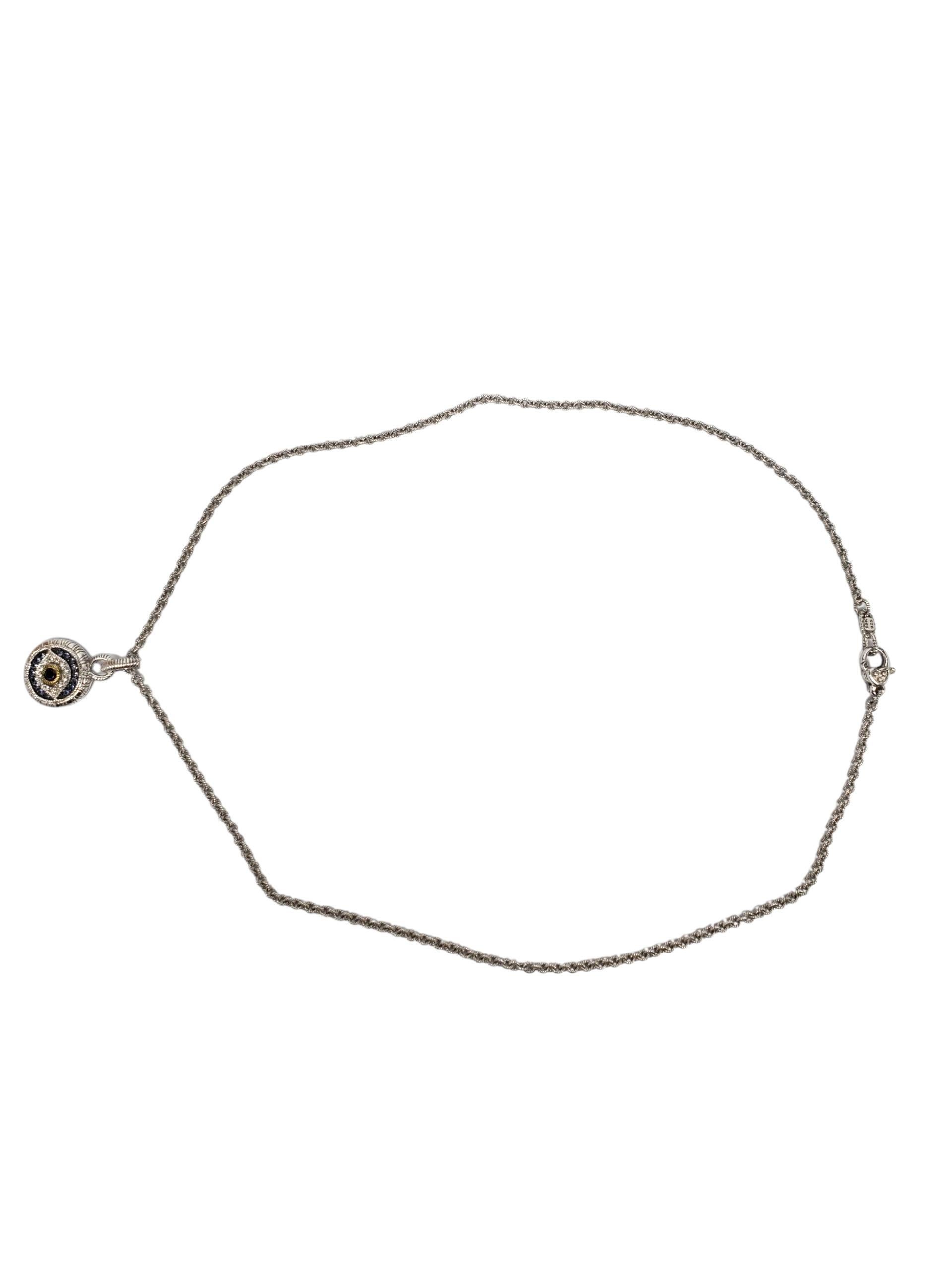 Collana con ciondolo a forma di malocchio in argento 925 e oro 18 carati - Judith Ripka

Questa splendida collana con ciondolo in argento sterling di Judith Ripka presenta un malocchio rotondo ornato da pietre CZ blu, bianche e nere e un tocco di