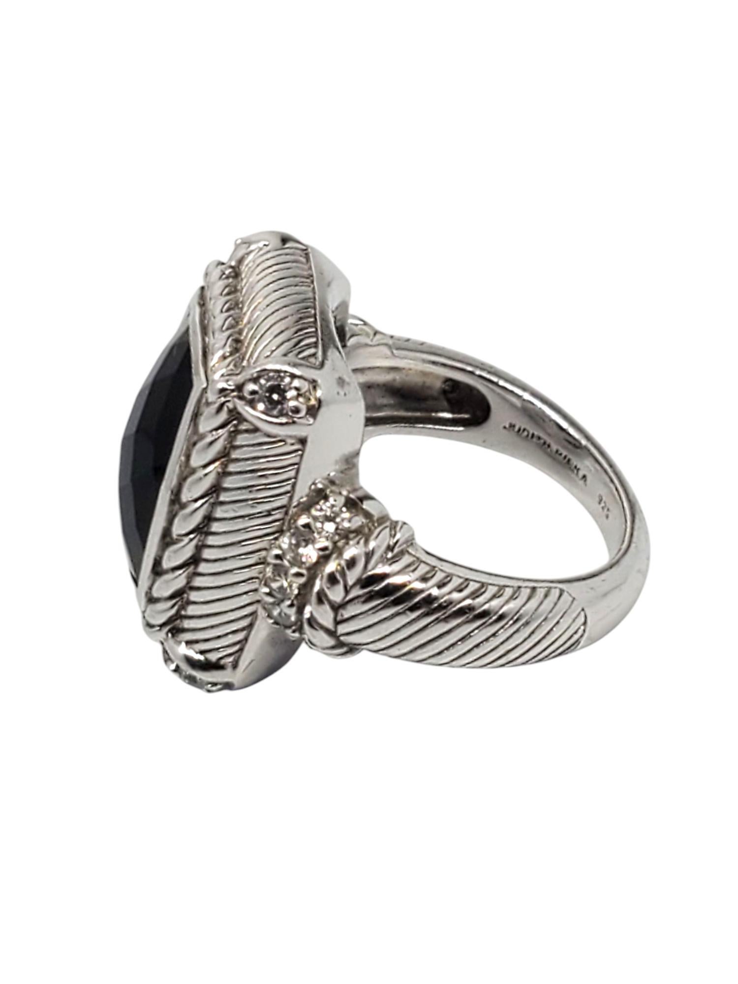 Judith Ripka Anello in argento sterling con onice nero e CZ, taglia 7

Questo elegante anello presenta una grande gemma di onice nera sfaccettata (13,7 mm x 9,3 mm) con accenti CZ incastonati in un design a corda in argento sterling di Judith